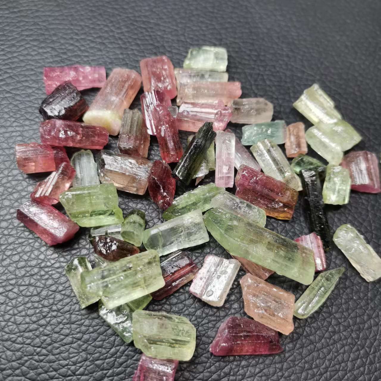 Amazon.co.jp: 天然レインボー トルマリン結晶宝石石標本 JIZTGEDM