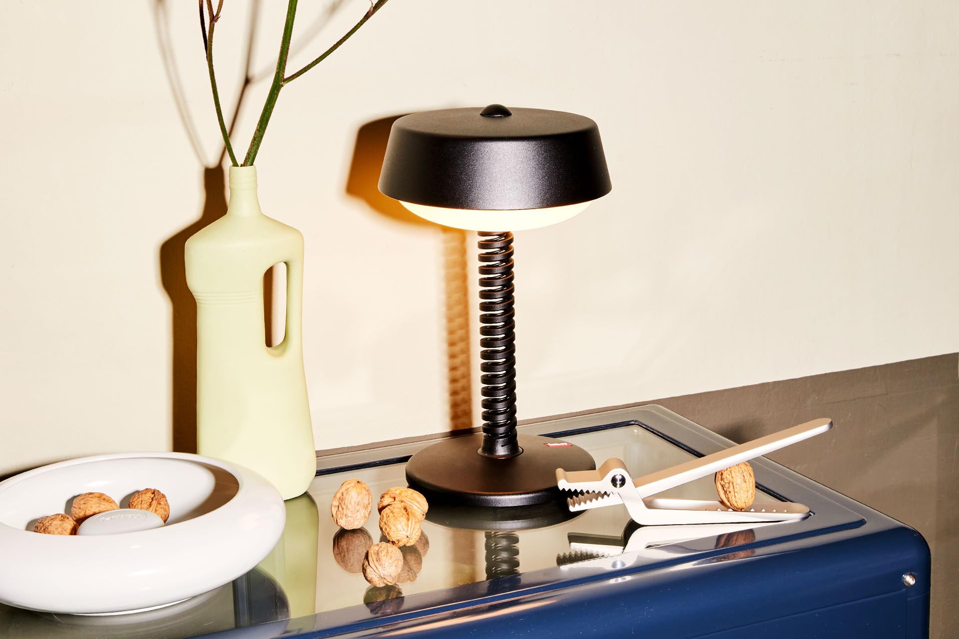Fatboy Bellboy LED Tischlampe - Dimmbare Nachttischlampe mit Ladefunktion - Tischlampe Kabellos - Akku für 9 bis 90 Stunden - 2700K Leselampe - Indoor Outdoor Tischleuchte - 30cm Höhe - Anthrazit