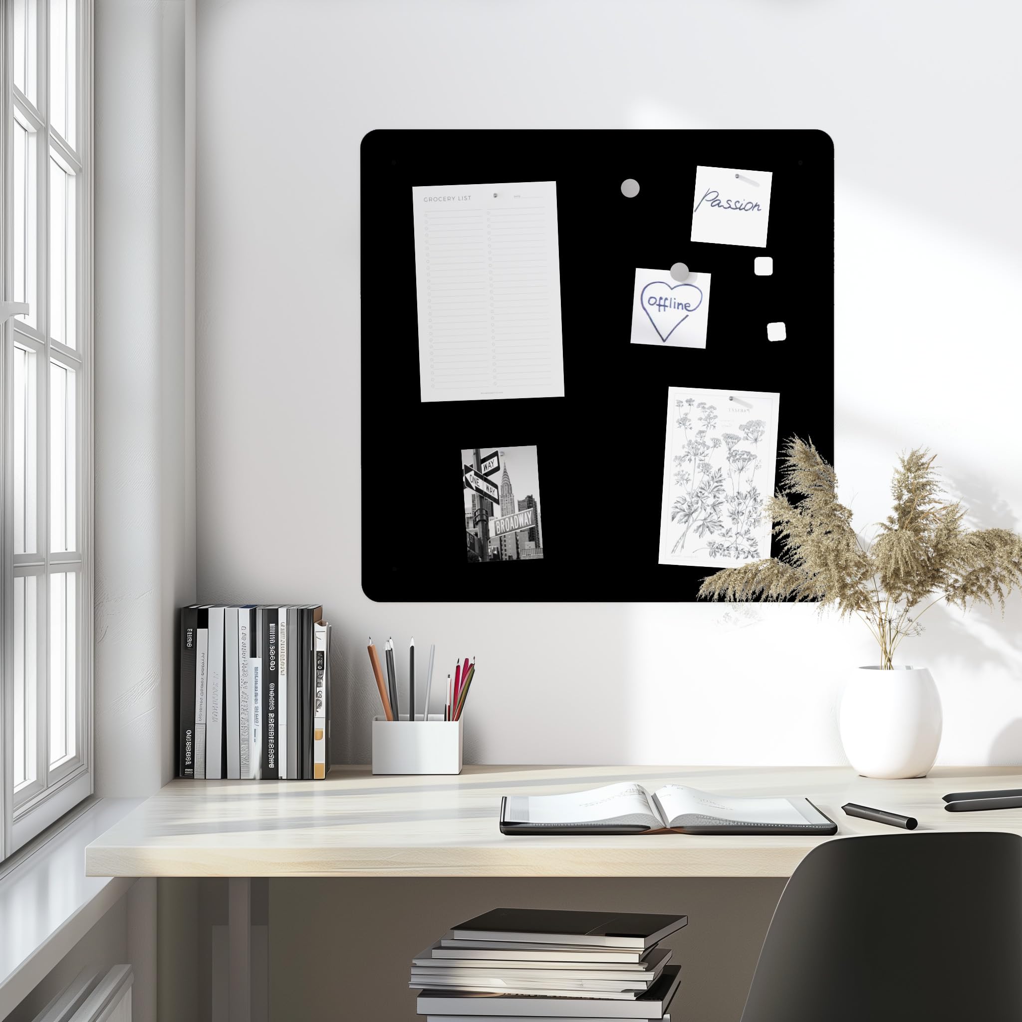 Tablica magnetyczna Flatbo wykonana z metalu, 50 x 50 cm, przeznaczona do pocztówek, pamiątek z wakacji lub notatek. Zawiera 4 magnesy i zestaw montażowy. (Czarny, 50 x 50 cm)