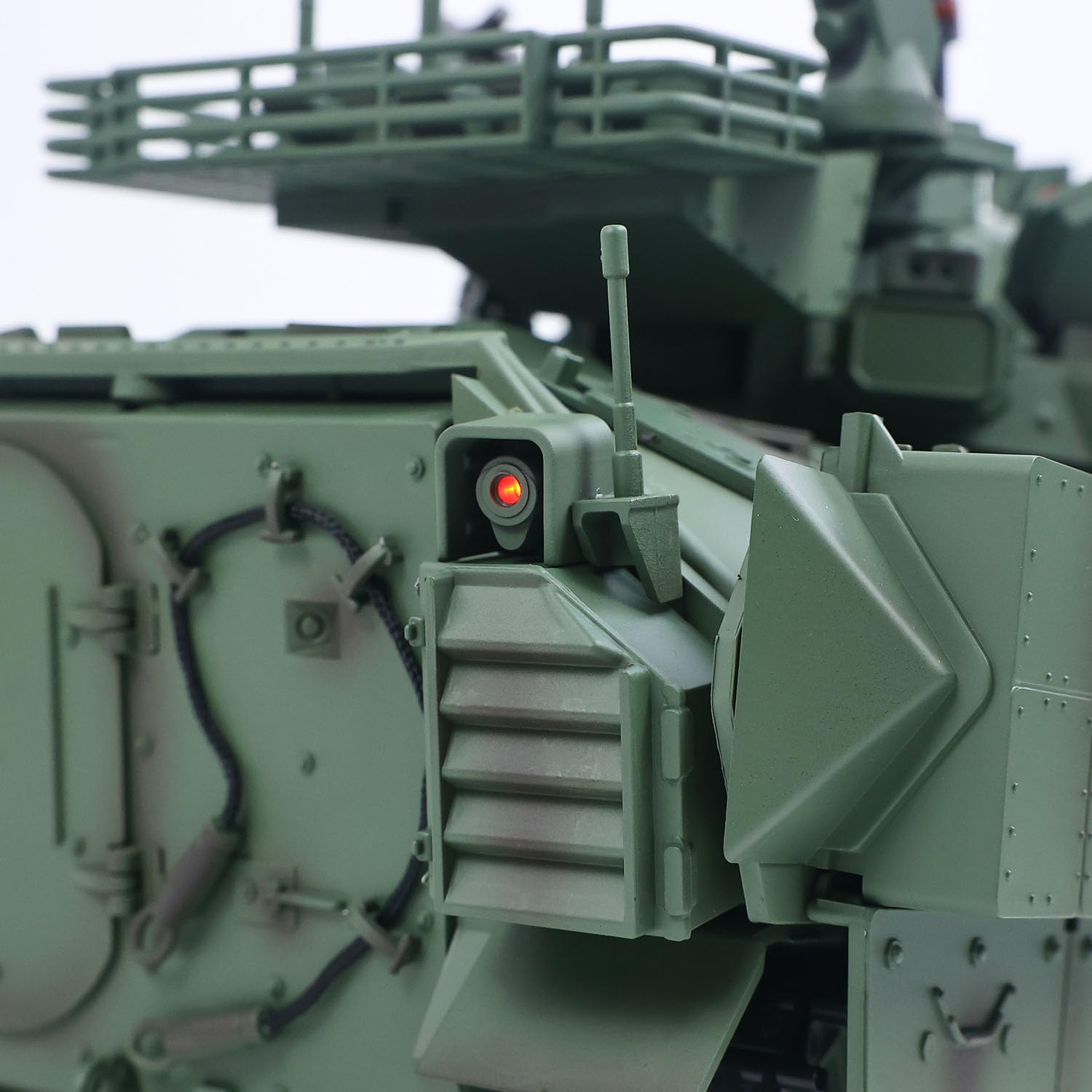 TOUCAN RC HOBBY Tongde 1/16 Fernbedienung Tank Modell M2128 Bradley Infrarot-System 320 Grad Rotation Revolver Licht geräusche Batterie betriebs bereit