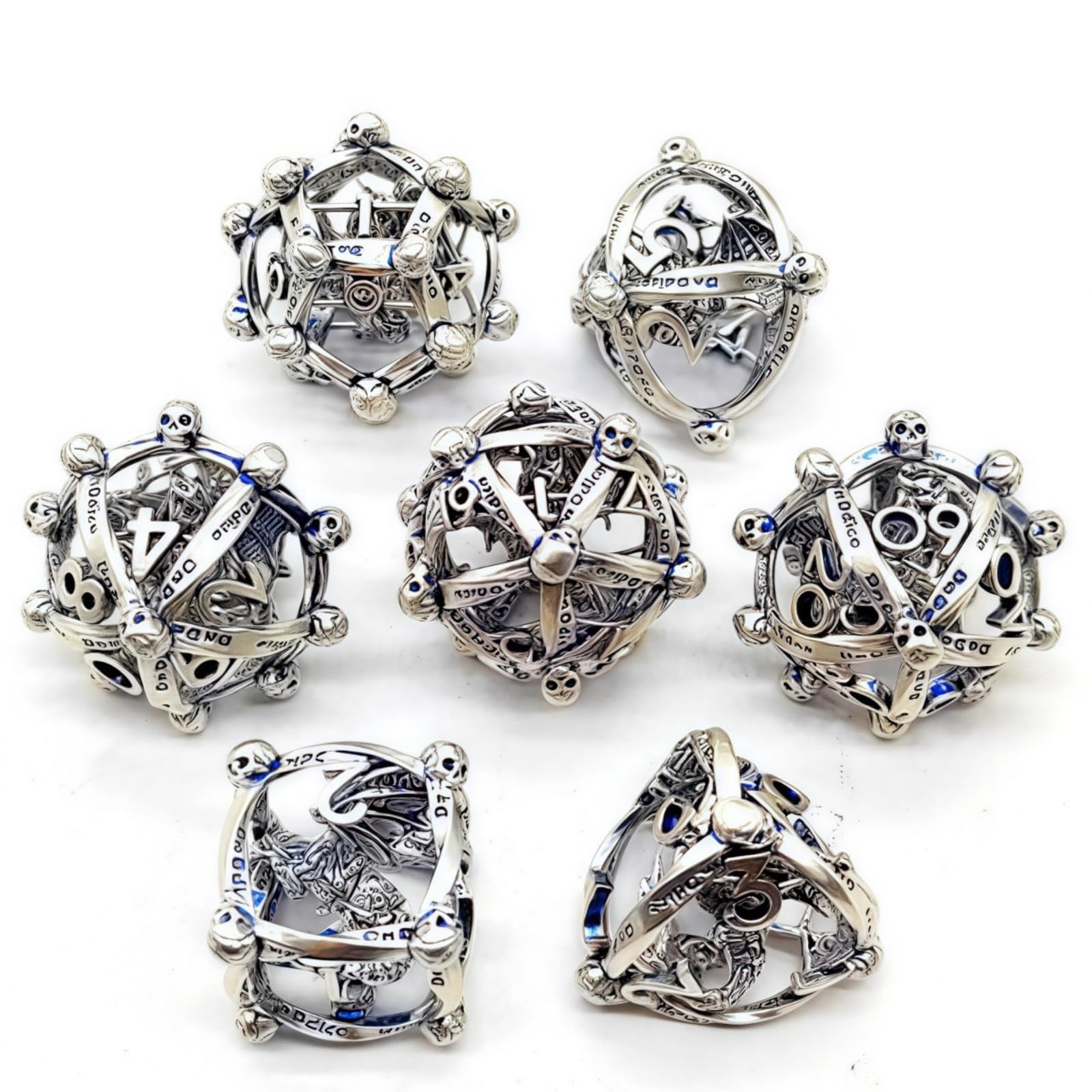Metallene Würfel Zusammenstellung mit 7 Teilen für Dungeon Rollenspiel Brettspiel Drachen Design Klare Gravur Zahlen Offene Konstruktion Passend für Tischrunde, Silberblau