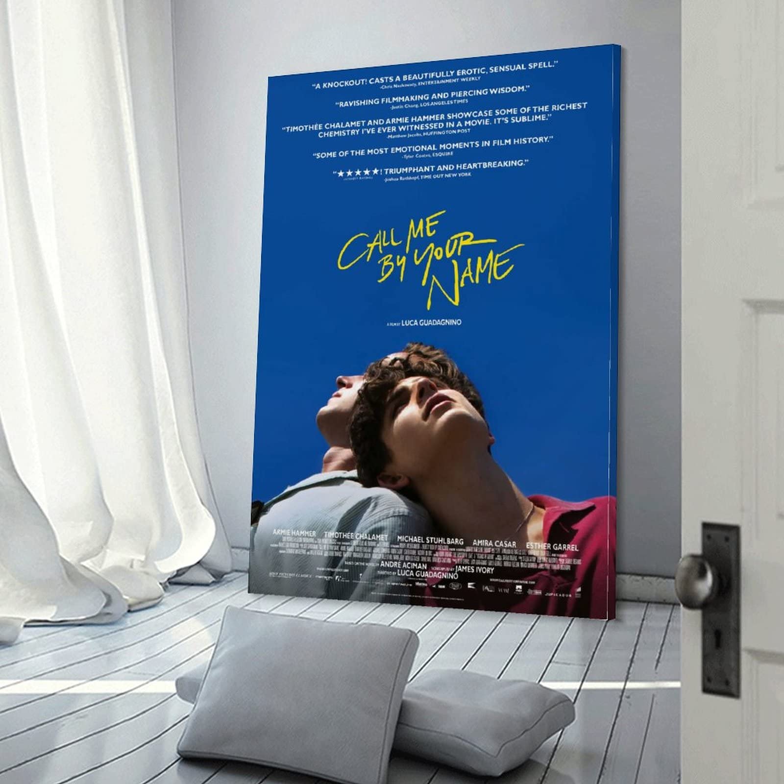 Stijlvolle Woonkamer Met Zitplaatsen En Lade Met Een Decor-model Stock