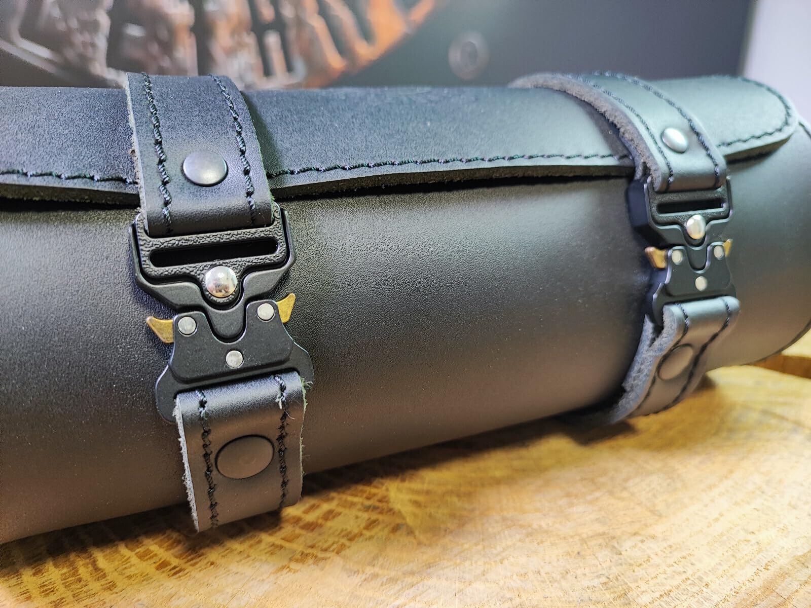 Tool Blackline Werkzeugrolle kompatibel mit Harley Davidson Chopper Reisekoffer Lederrolle Werkzeugrolle Hot Rod HD Koffer Sissybar Gepäckrolle Motorradkoffer schwarz