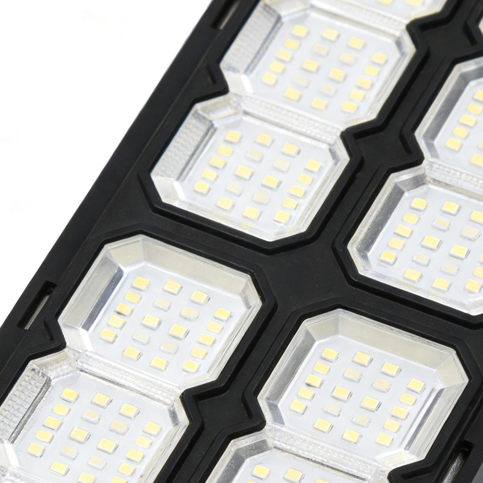Genérico Luces Solares para Exterior Iluminación LED Solar Impermeable | 4 focos para aparcamiento para exteriores: garaje, patio, entrada de vehículos, jardín, granja, sendero, y playa