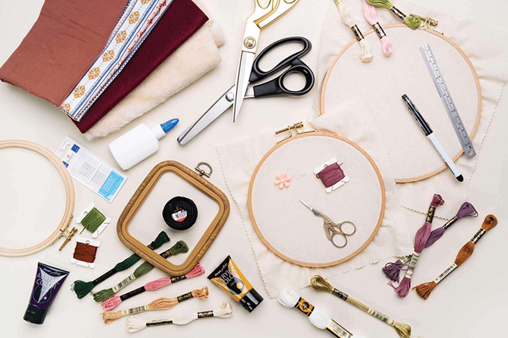 Embroidered Interiors: Stitch 11 Charming Spaces; Skill-Building Techniques