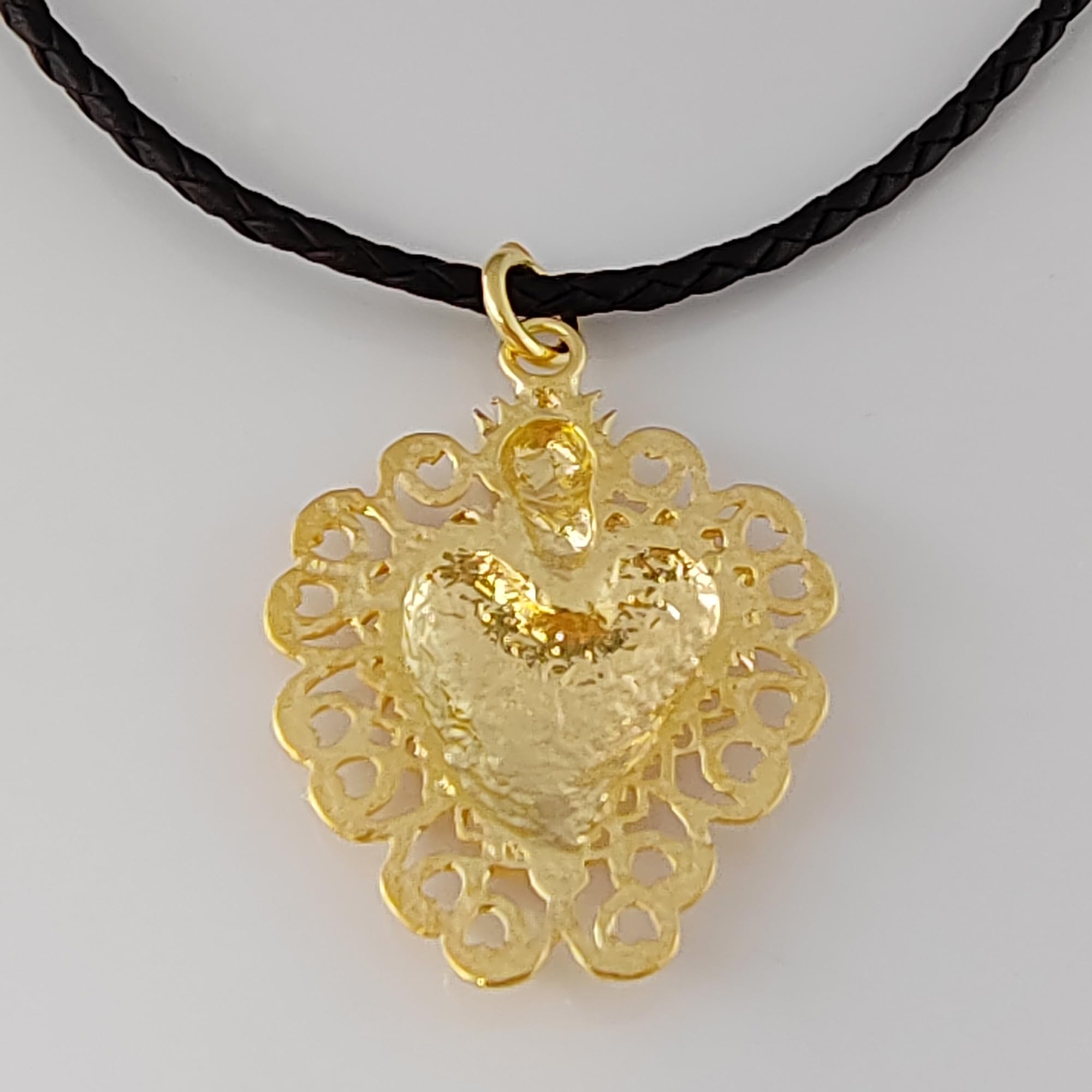 Gioielli Aurum Collana Sacro Cuore in Argento 925, Ciondolo Dorato, Cordino in Pelle Nera, Gioiello Religioso Unisex, Regalo Uomo Donna