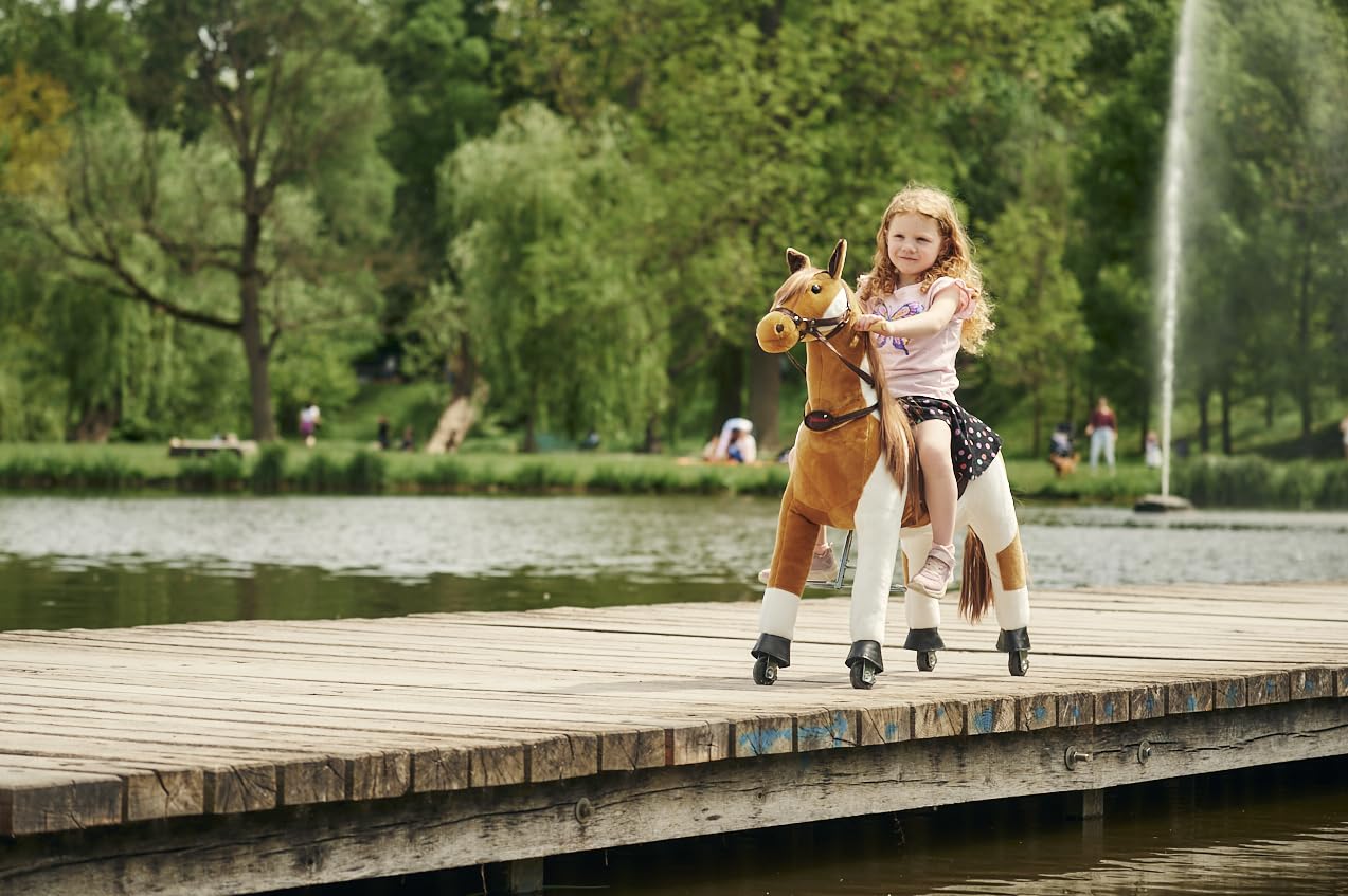 PONNIE Reitpferd mit Rollen Misty M (5-12 Jahre), Spielpferd zum Reiten mit Abnehmbarer Braun Sattel und Halfter mit Zaumzeug, Kämmbare Mähne und Schwanz, Plüschpferd zum Reiten für Kinder