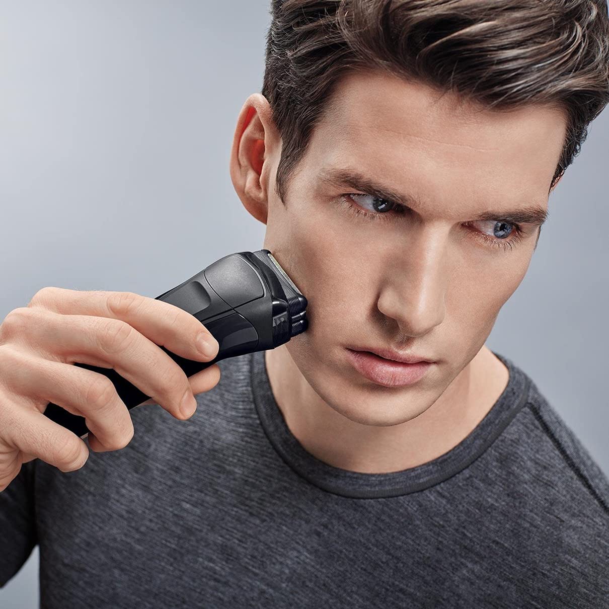 Braun Series 3 Elektrorasierer für Herren mit 3 flexiblen Klingen, wiederaufladbar und kabellos, 2-poliger UK-Stecker, 300, schwarzer Rasierer