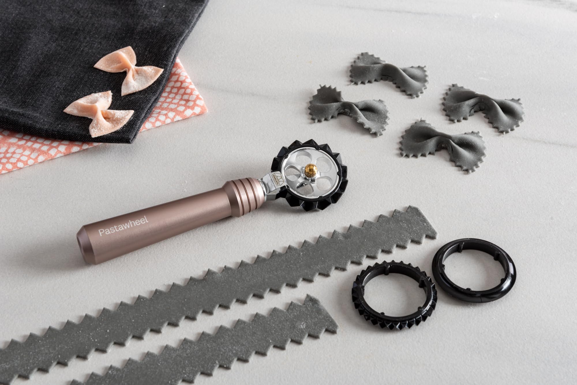 Marcato Pastawheel Pink Powder Cutter Wheel. Anodized Aluminium. 15 x 3 x 3 cm. Precise Cut. Elegant Design - Image 2