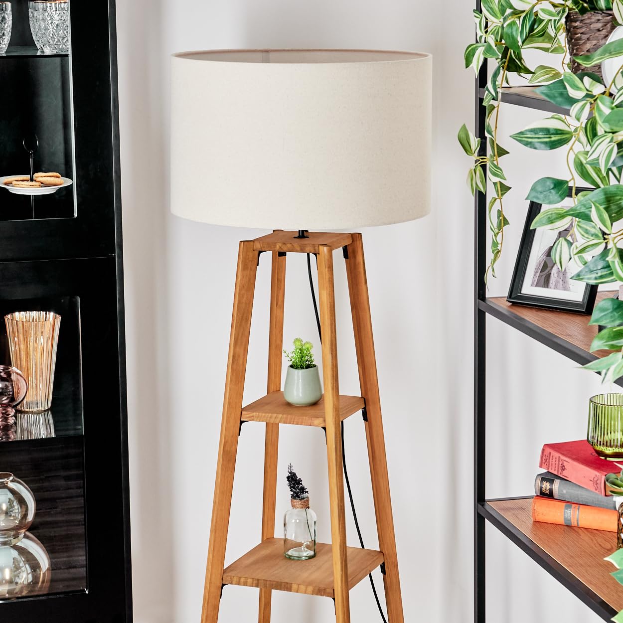 HOFSTEIN Stehleuchte Flemming, Stehlampe aus Holz/Metall im modernen Boho-Design, Schirm aus Stoff, Ø 50 cm, 152 cm, E27, mit Fußschalter und Ablagefläche - Wohnzimmer, Schlafzimmer, Esszimmer, Flur