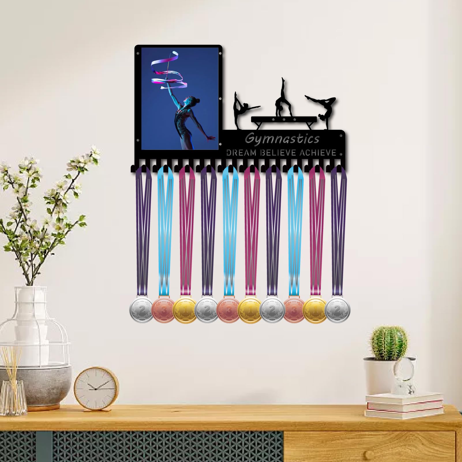 CREATCABIN Soporte para medallas de gimnasia con marco de fotos, soporte de metal para colgar premios de atleta, soporte de pared con 20 ganchos para competición de fútbol, medallas, cinta, color
