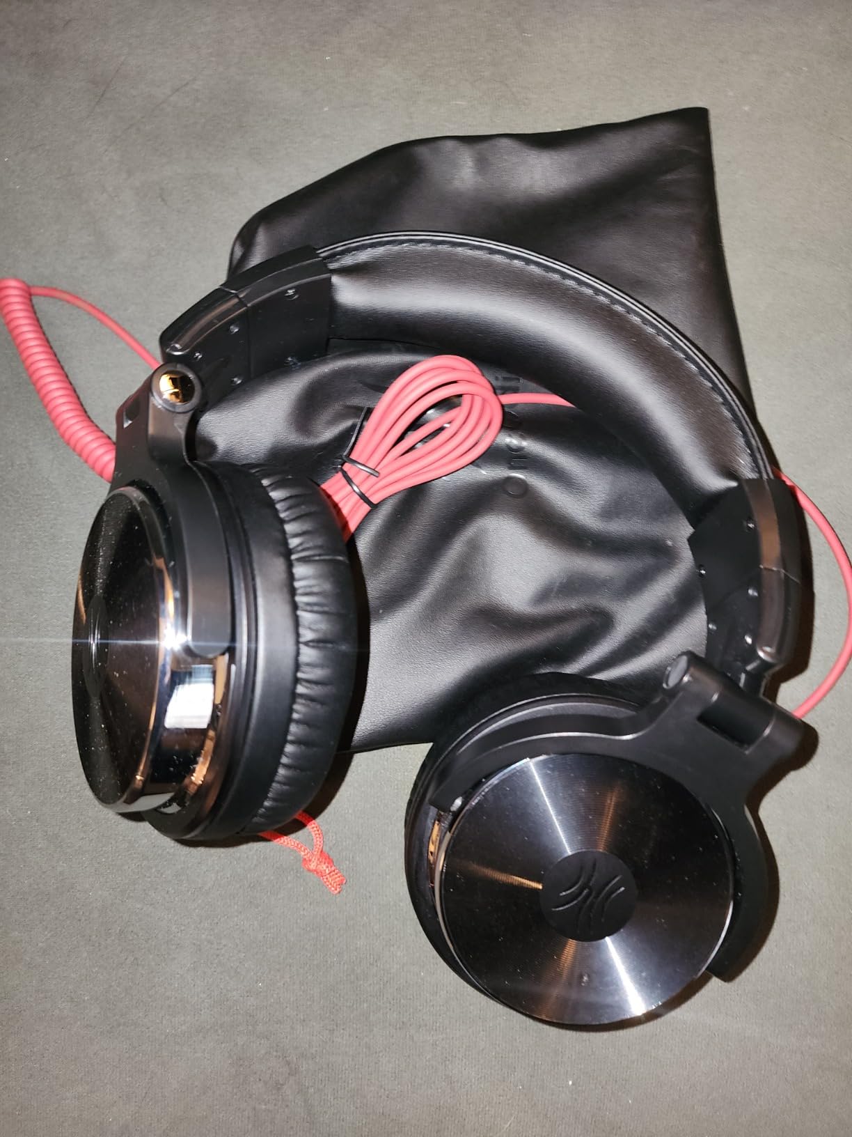 Dj style headphones with rotating ear pads