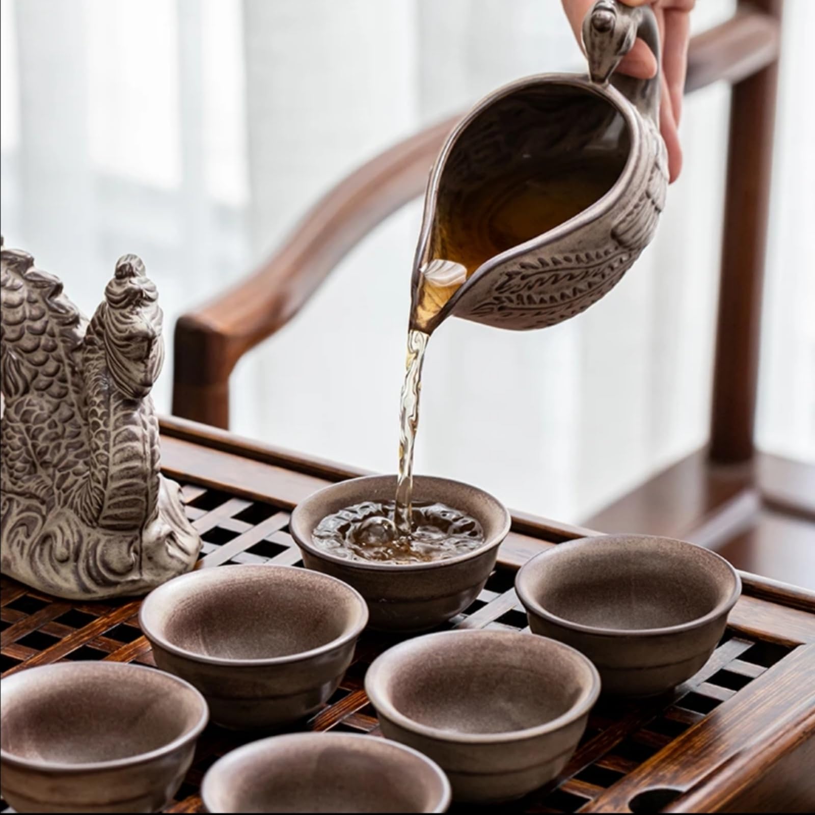 Chiński zestaw do herbaty Gongfu – ceramiczny czajniczek z zaparzaczem, 8 filiżanek, półautomatyczny, z motywem smoka do herbaty liściastej