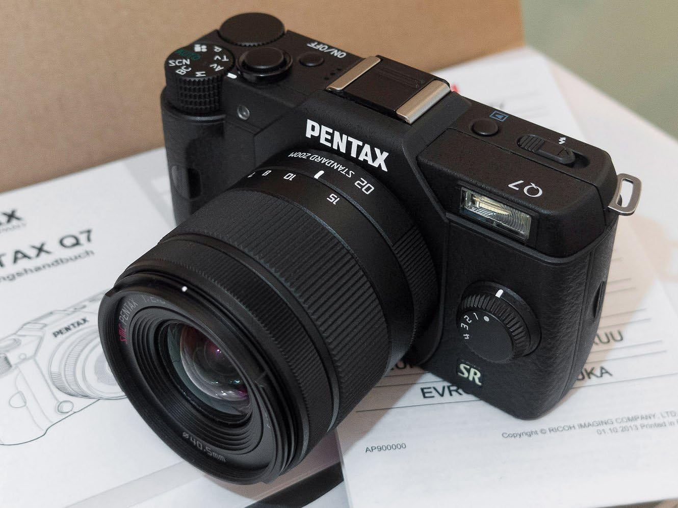 Pentax Q7 (Black) Zoom Lens Kit with 02 Standard Zoom 5-15mm f/2.8-4.5 - International Version (No Warranty)
