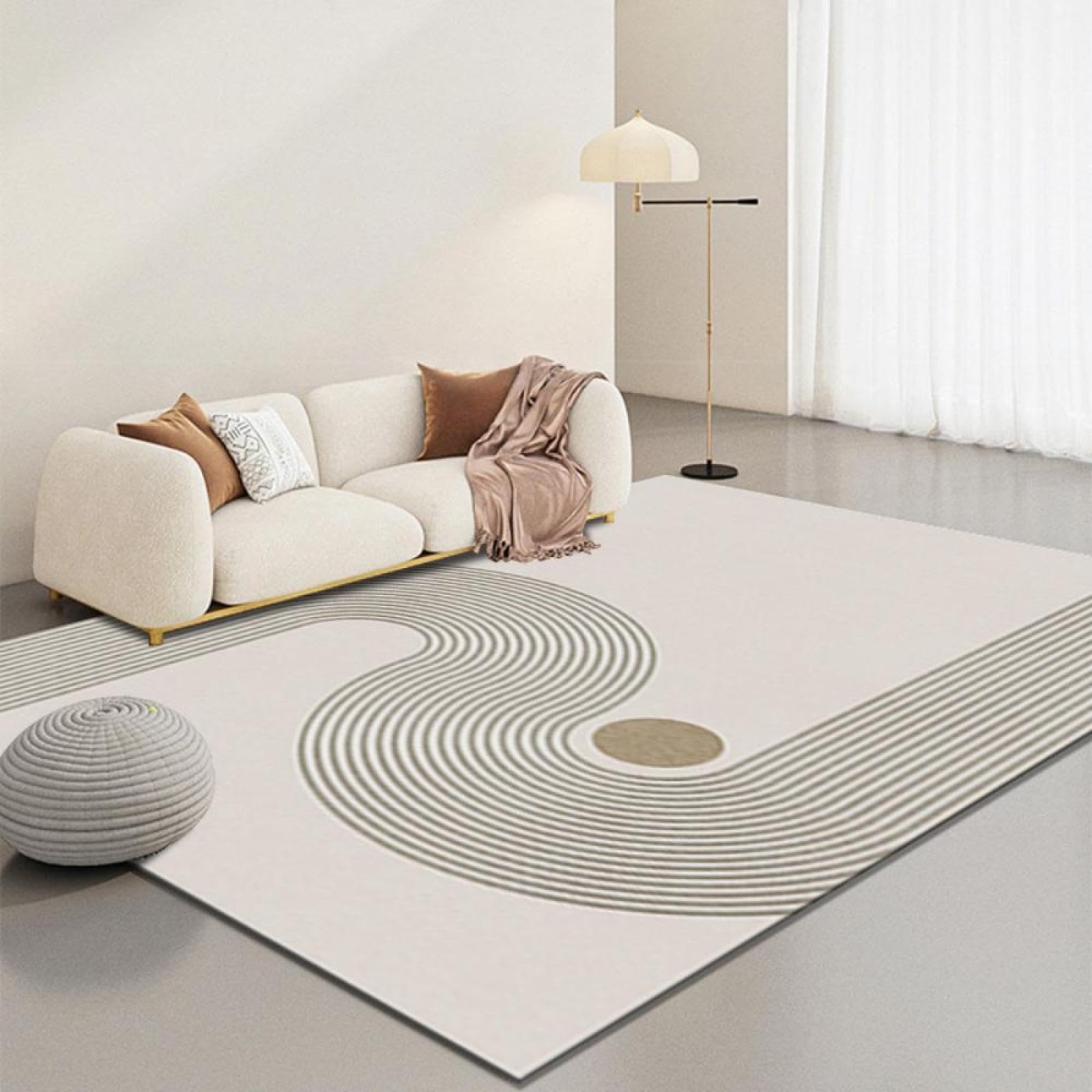 Canapé et décoration d'intérieur apaisante avec le tapis japonais à rayures