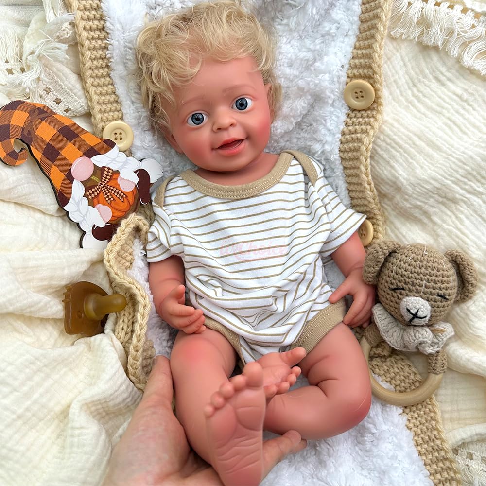 Reborn-Babypuppe (Junge) mit gebräunter Haut und geöffnetem Mund – Waschbarer Vollsilikonkörper mit gerootetem Haar und Leuchtend blauen Augen – In Geschenkbox für Kinder ab 3 Jahren