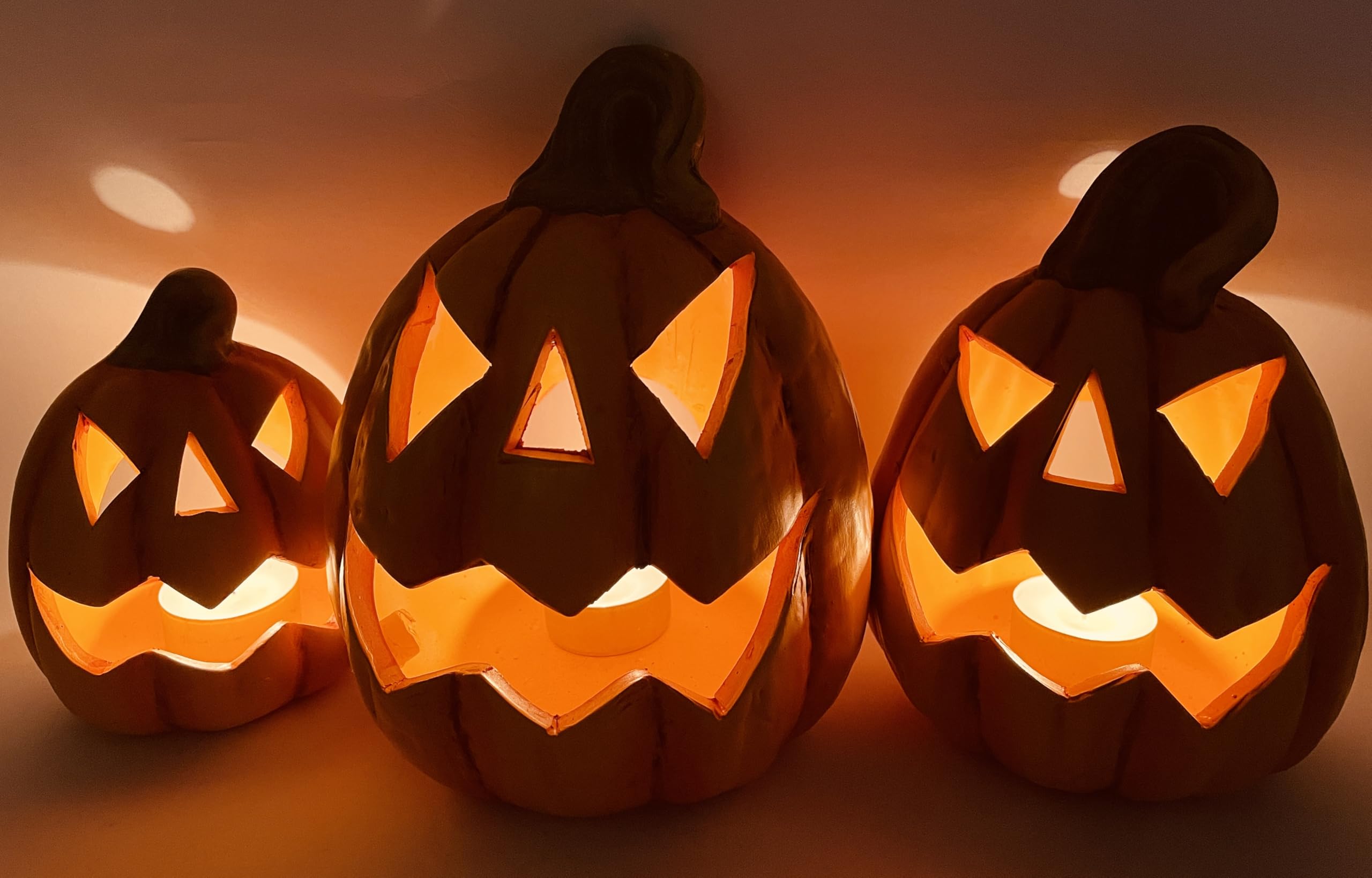 3er Set Halloween Kürbisse aus Terrakotta – Handbemalte Kürbis Deko mit Gesichtern – Herbstdeko für innen & außen, Tischdeko & Gartendeko für Herbst & Halloween