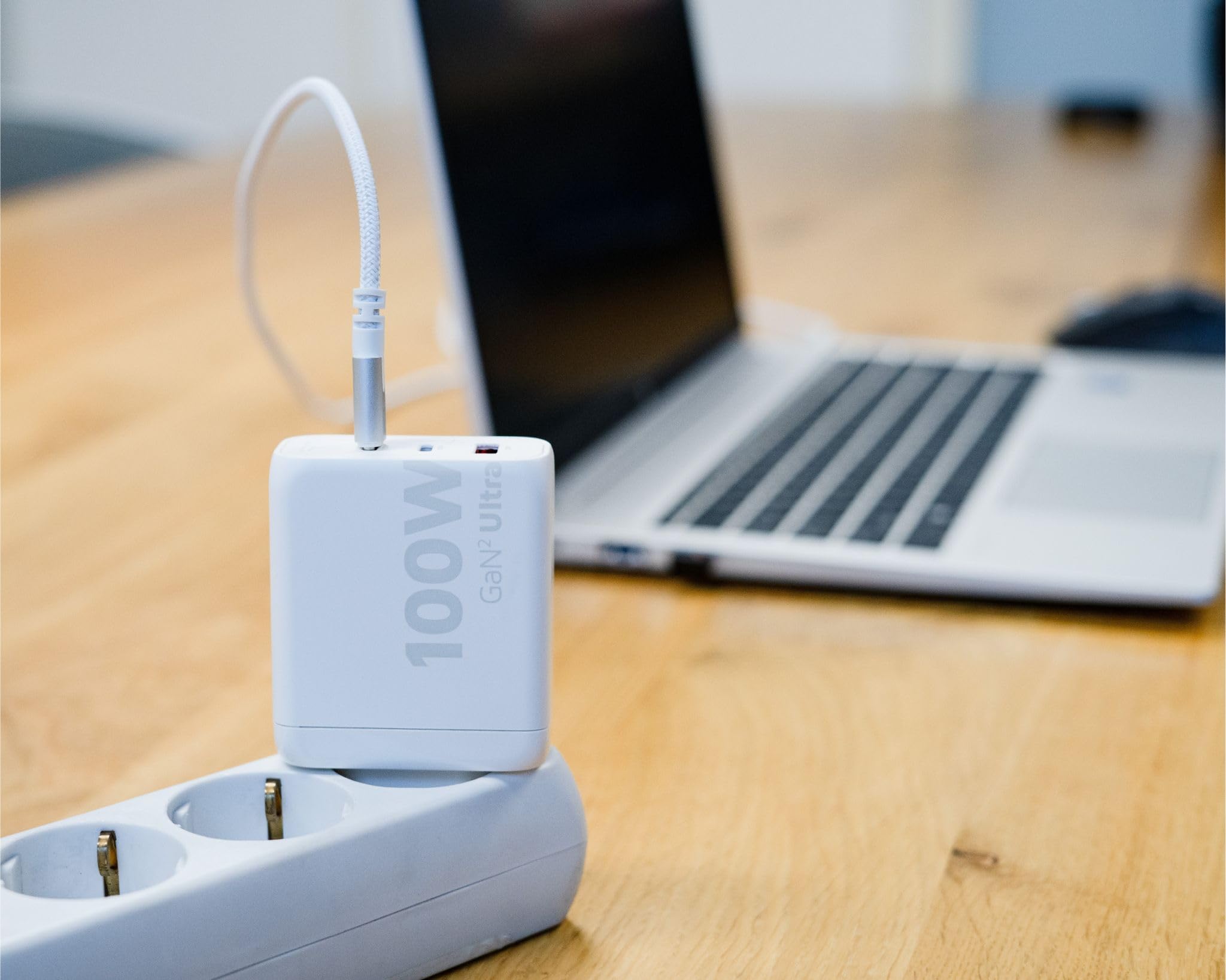 Xtorm NextGen caricatore da parete GaN2 a tre porte USB, ricarica rapida | Compatto ma potente, ricarica contemporaneamente fino a tre dispositivi con due porte USB-C e una porta USB-A.