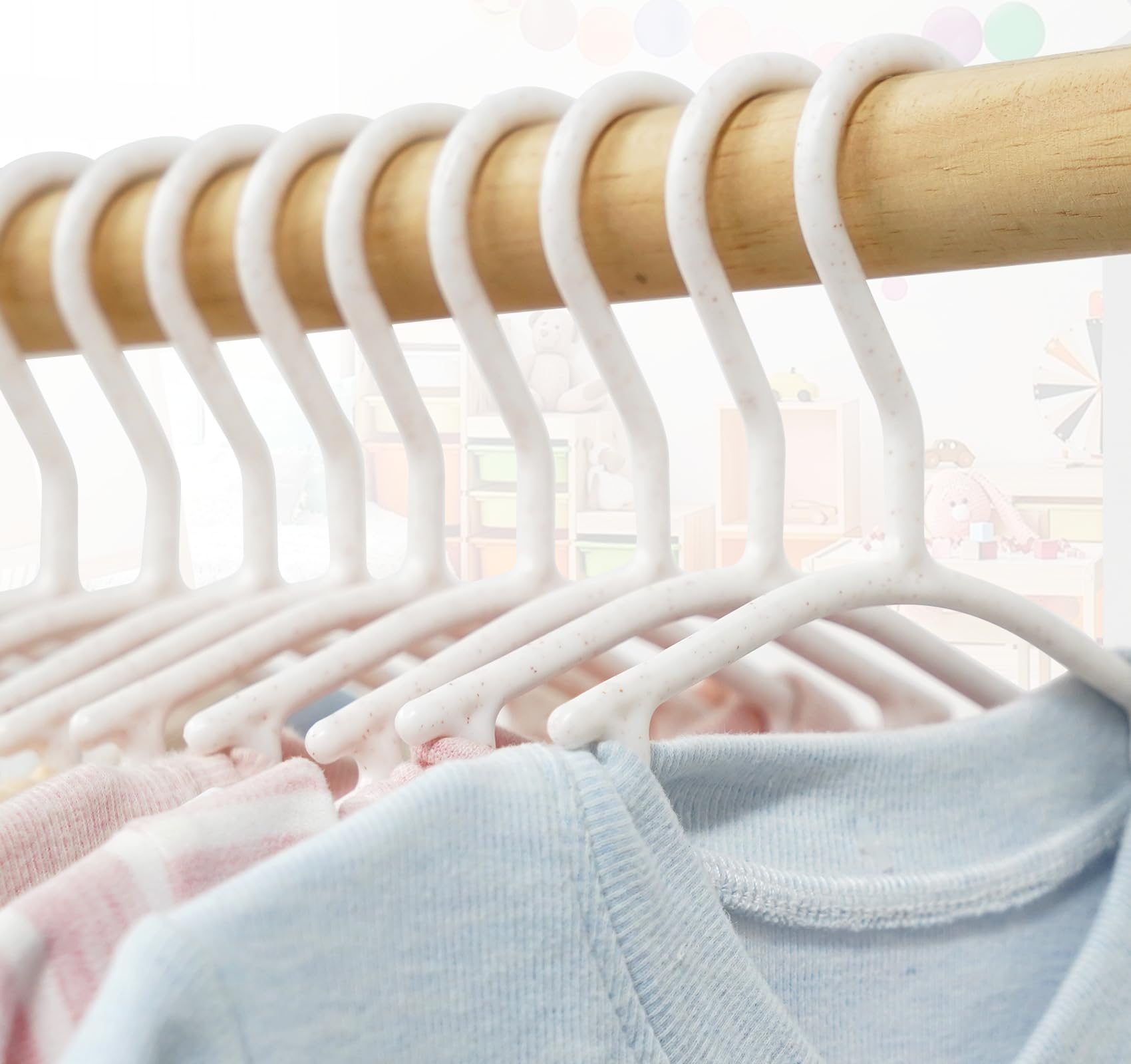 54 Perchas Bebé Ecológicas de Paja de Trigo | Ultra Delgadas 0.5cm para Ahorro de Espacio | Antideslizantes con Ranuras | Soporta 5kg | Tamaño Armario Infantil (Blanco)