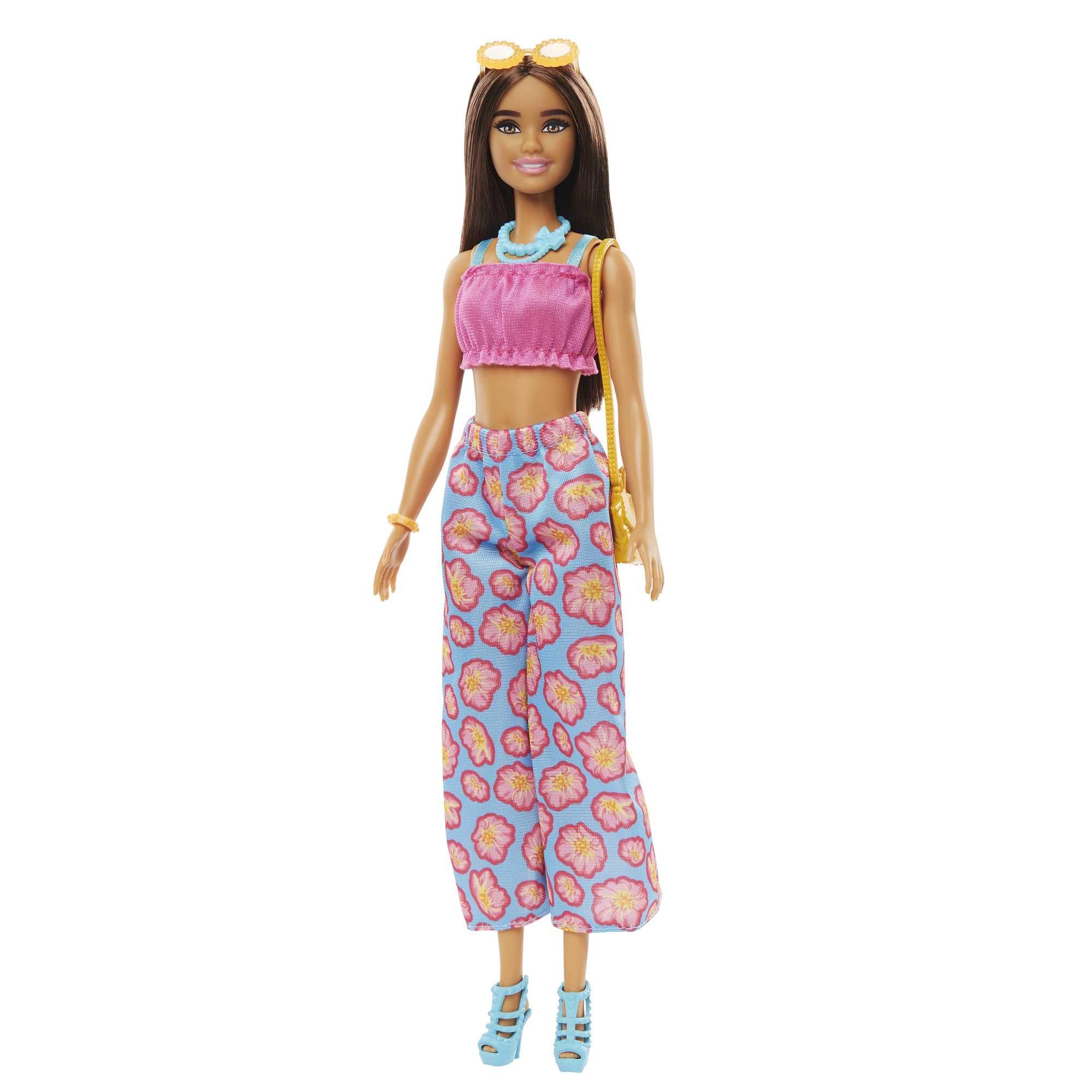Barbie Calendario de Adviento con muñeca morena y 24 accesorios sorpresa de moda veraniega, gafas, zapatos y accesorios, juguete +3 años (HKB09)