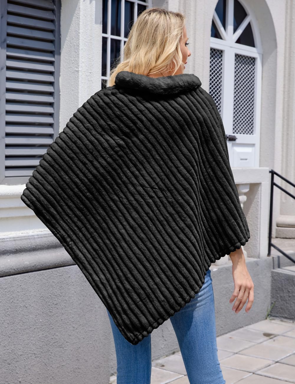 Ferand Poncho da donna accogliente a righe in pelliccia sintetica, morbida sciarpa morbida per l'inverno