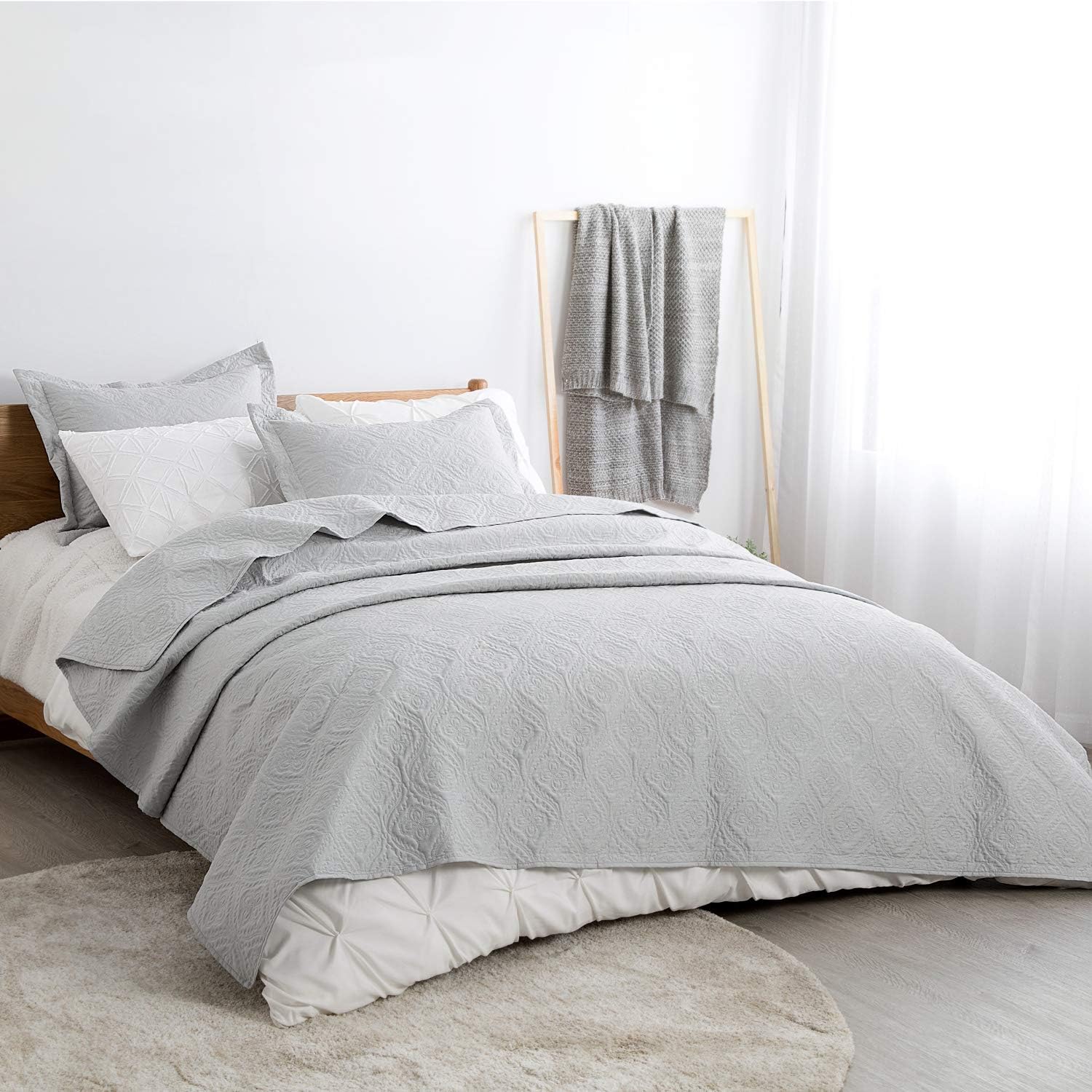Bedsure Quilt Set Light Grey Queen/Full Size (90x96 inches) - Flower Petal Design - Soft Microfiber Lightweight Coverlet Bedspread for All Season - 3 Pieces Reversible (Includes 1 Quilt, 2 Shams)