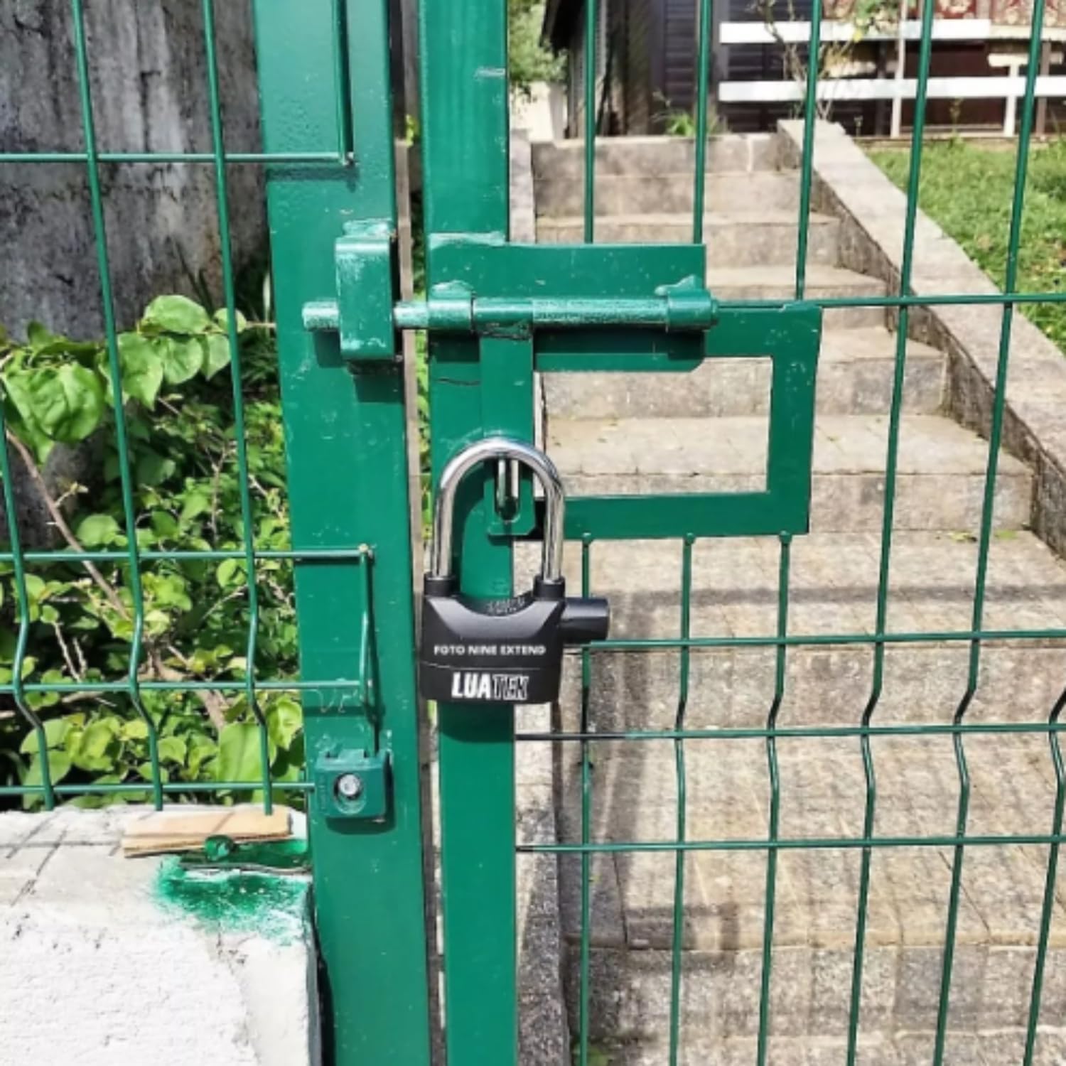 Cadeado Com Alarme Antifurto, Possui 3 Chaves Ideal Para Motos, Bicicletas, Portas, Galpões Com volume Do Som á 110db Sensor De Movimento Resistete A Chuva Modelo LK-BL16 (Preto)