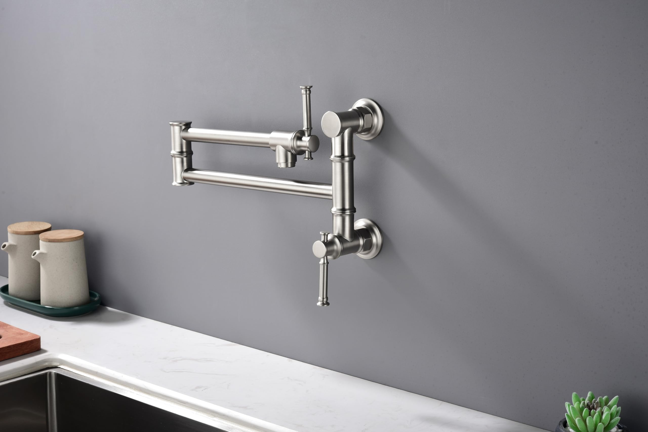 Robinet de remplissage mural pour remplir les marmites sur la plaque de cuisson
