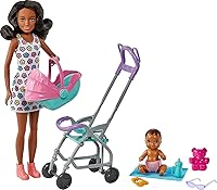 Vista 1 de Barbie Skipper Babysitters Inc. Juego con muñeca de niñera (pelo rizado moreno), cochecito, muñeca de bebé y 5 accesorios, juguete para niños de 3