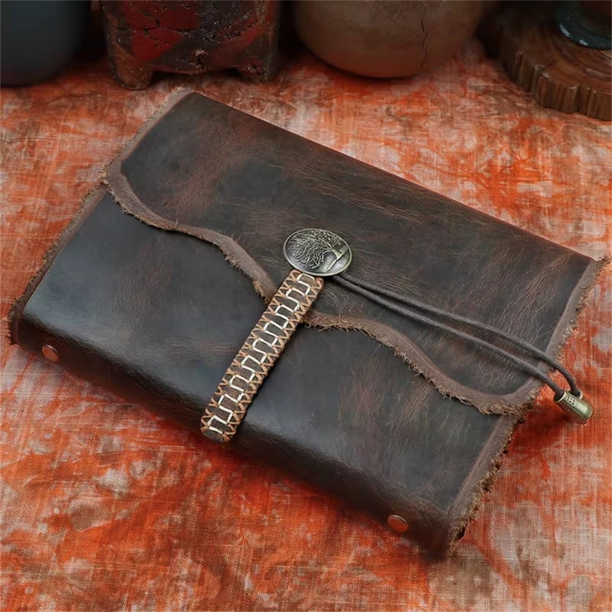 Handgemachtes Leder-Journal mit Lebensbaum-Prägung – Vintage Umschlagverschluss – Retro-Antik Stil Skizzenbuch for Männer & Frauen – Ideal zum Schreiben, Reisen, Poesie & als Geschenk(B,A4)