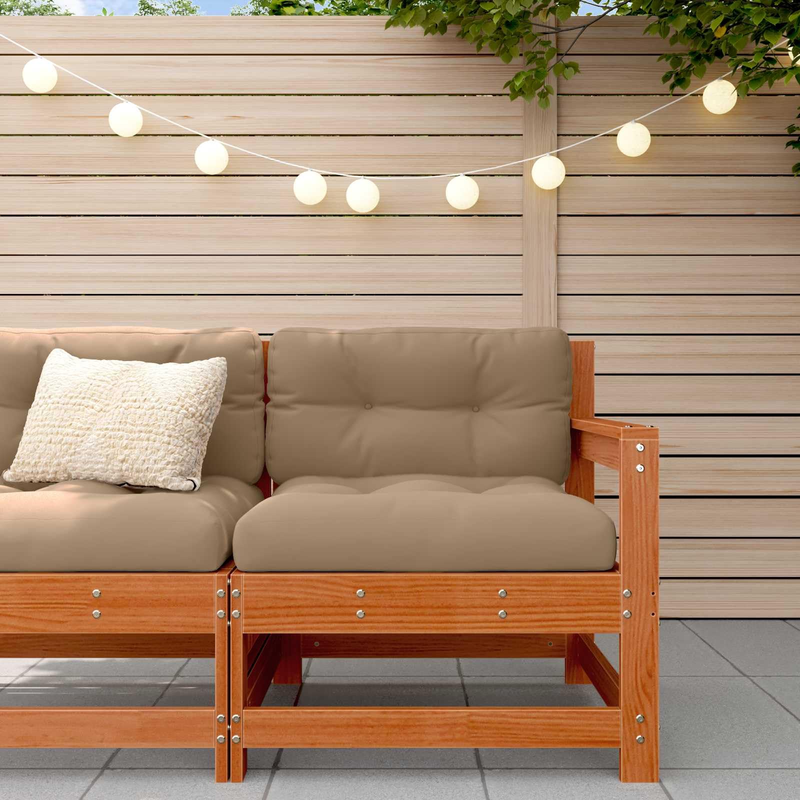 Juego de sofá modular para exteriores de madera maciza de pino marrón cera, con cojines de espuma para mayor comodidad, flexible y adaptable para asientos modernos al aire libre.
