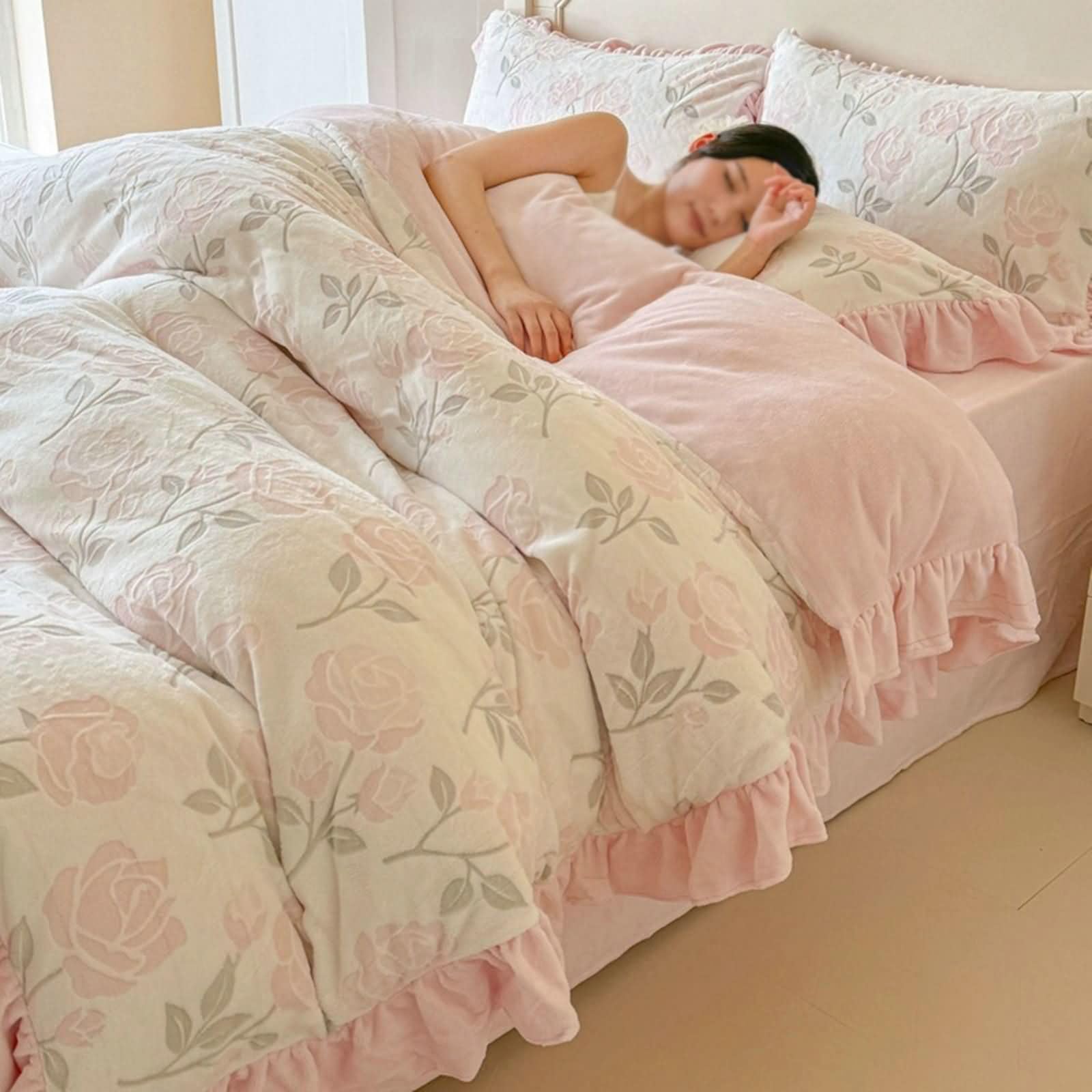 4-częściowy zestaw pościeli, poszwa na kołdrę 200x230cm, prześcieradło z gumką 150x200cm i 2 poszewki na poduszki, wzór gałęzi kwiatów i liści z falbankami, miękki aksamit, różowy