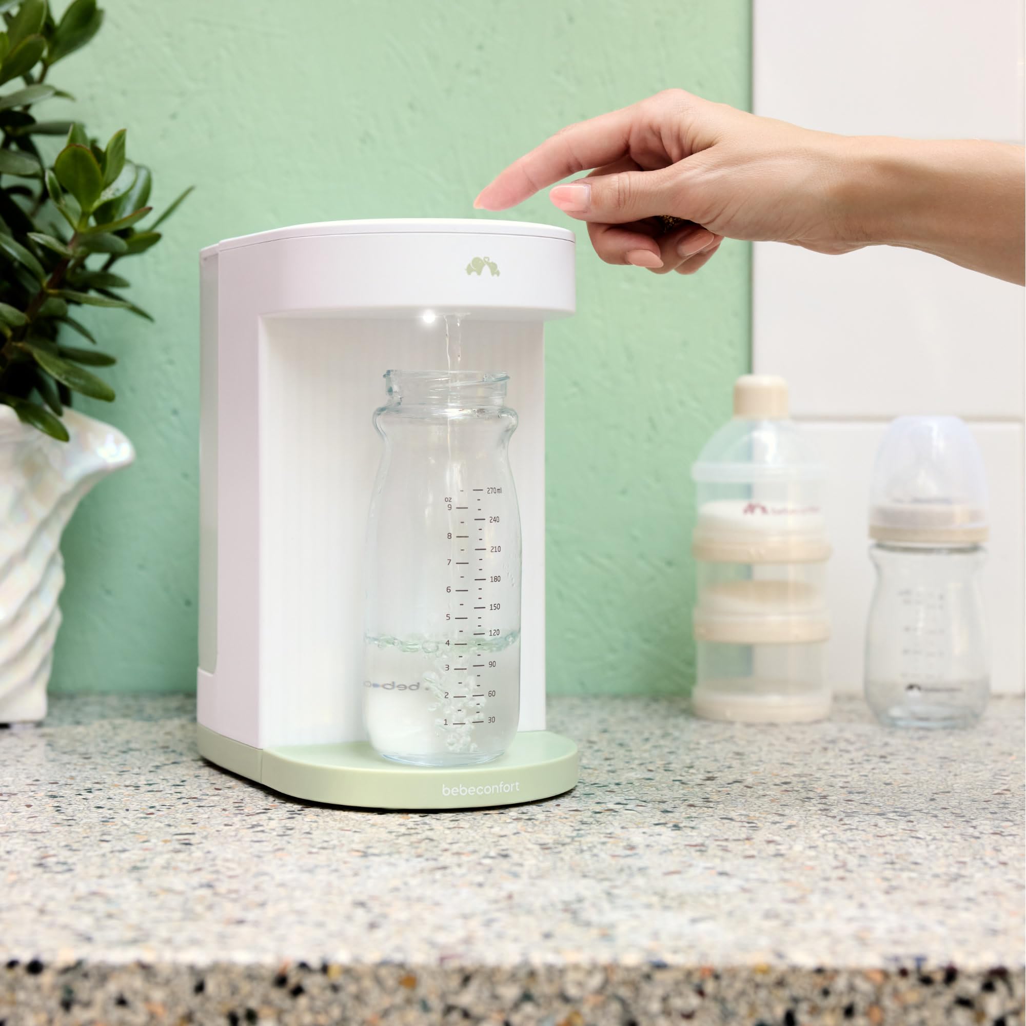 Bebeconfort Preparatore di Biberon Neonato Istantaneo, Temperatura Ideale in Secondi, Scaldabiberon Neonato Rapido e Silenzioso, Acqua Calda max 80°C, Capacità 1,1 L, Memoria, Autopulente, Compatto
