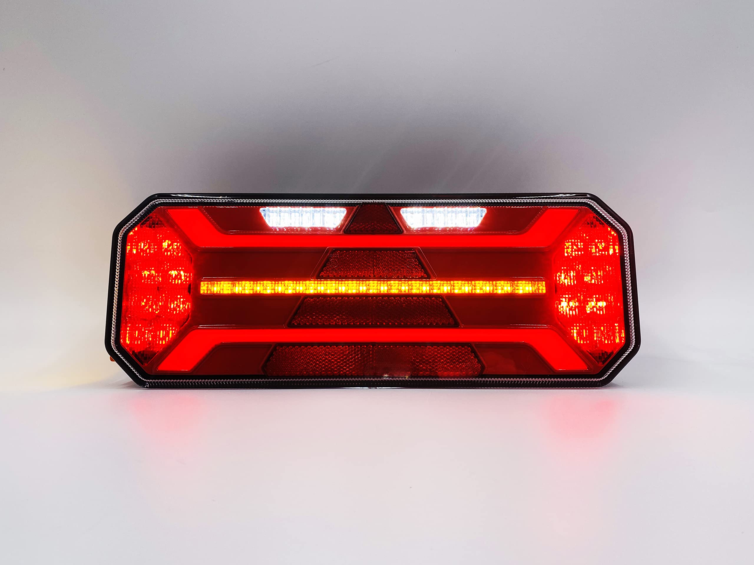 PILOTO LED 7 FUNCIONES TRIÁNGULO INTEGRADO INTERMITENTE DINÁMICO CON LUZ MATRÍCULA 12V 24V HOMOLOGADO (LadoIzquierdo)