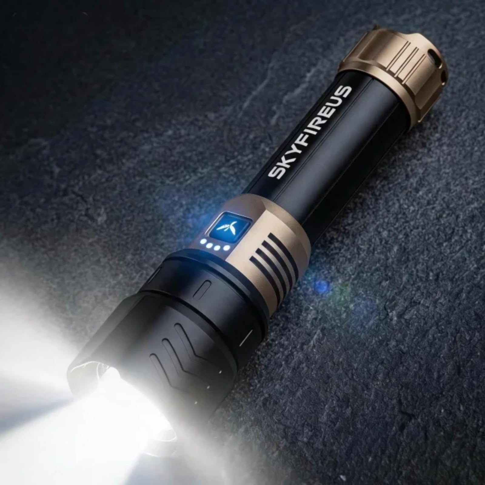 SKYFIRE Lampe Torche Tactique LED Ultra Puissante 50000 Lumens - Zoom Réglable, Lentille d'Allumage, 4 Modes d'Éclairage, Fonction Powerbank, Étanche IPX6 pour Outdoor, Camping (Noir et or)