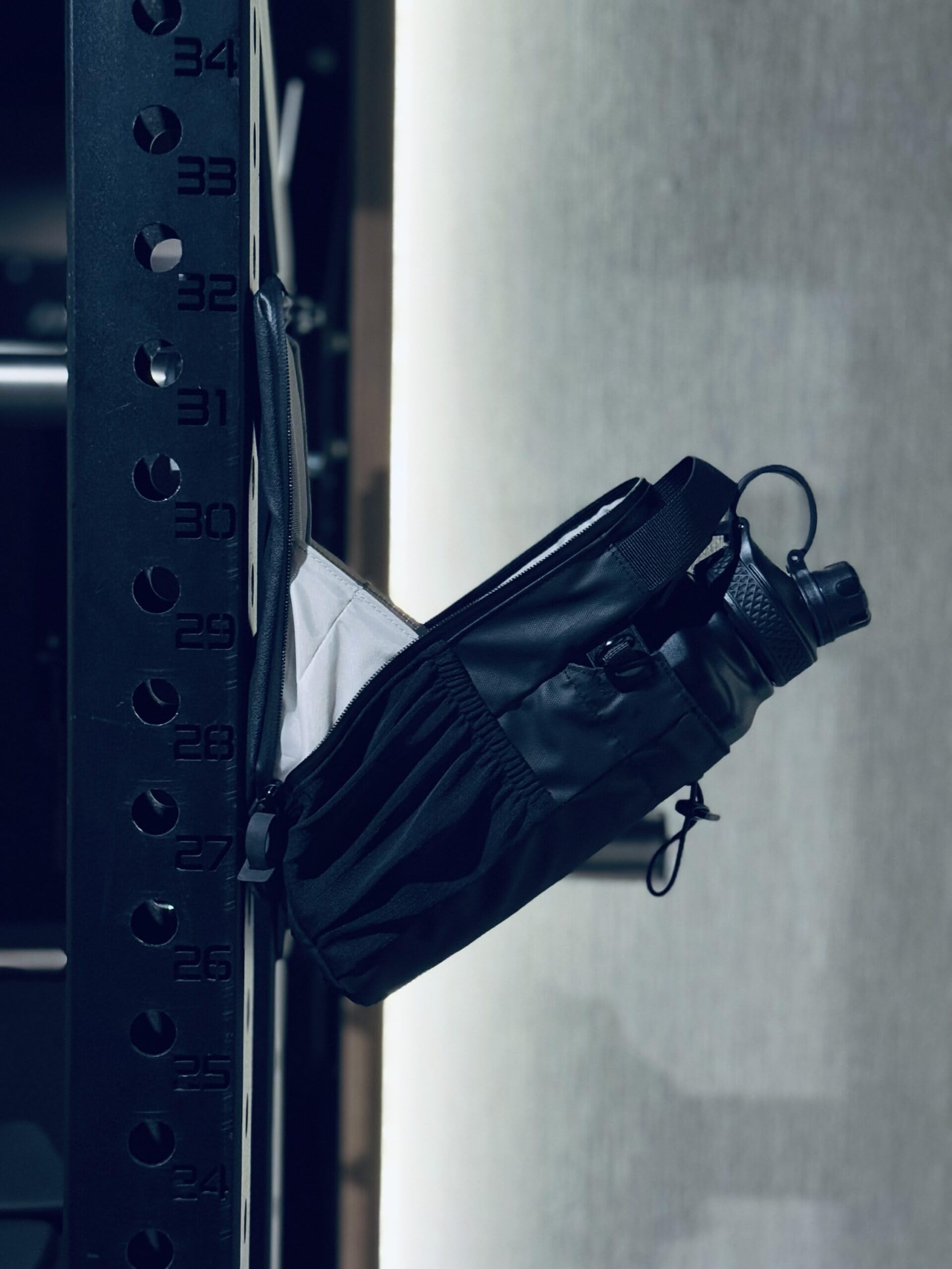Benson - Bolsa de fitness magnética con fuerte fijación magnética, soporte para botella de 1200 ml, compartimento para teléfono móvil y mosquetón, para hombre y mujer, ideal para deportes, uso diario