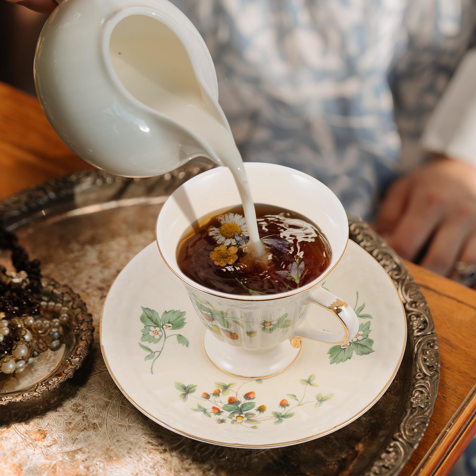 Mikikit Keramik Kaffeetassen Satz im Europäischen Vintage Stil mit Untertasse Weiß Geeignet für Café und Restaurant Stilvoll und Funktional zum Tee und Wassergenuss