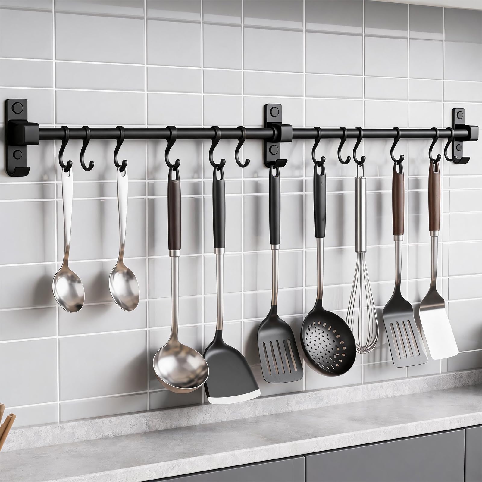 Hakenleiste Küche 80 cm, Aluminium Hängeleiste Küche, Stange für Küchenutensilien mit Beweglichen Haken, Multifunktionales Küchenreling Schwarz, für Küchen, Bad und Flur