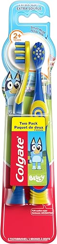 Colgate Bluey - Cepillo de dientes extra suave para niños, paquete de cepillos de dientes con ventosa integrada, diseñado para niños de 2 años en