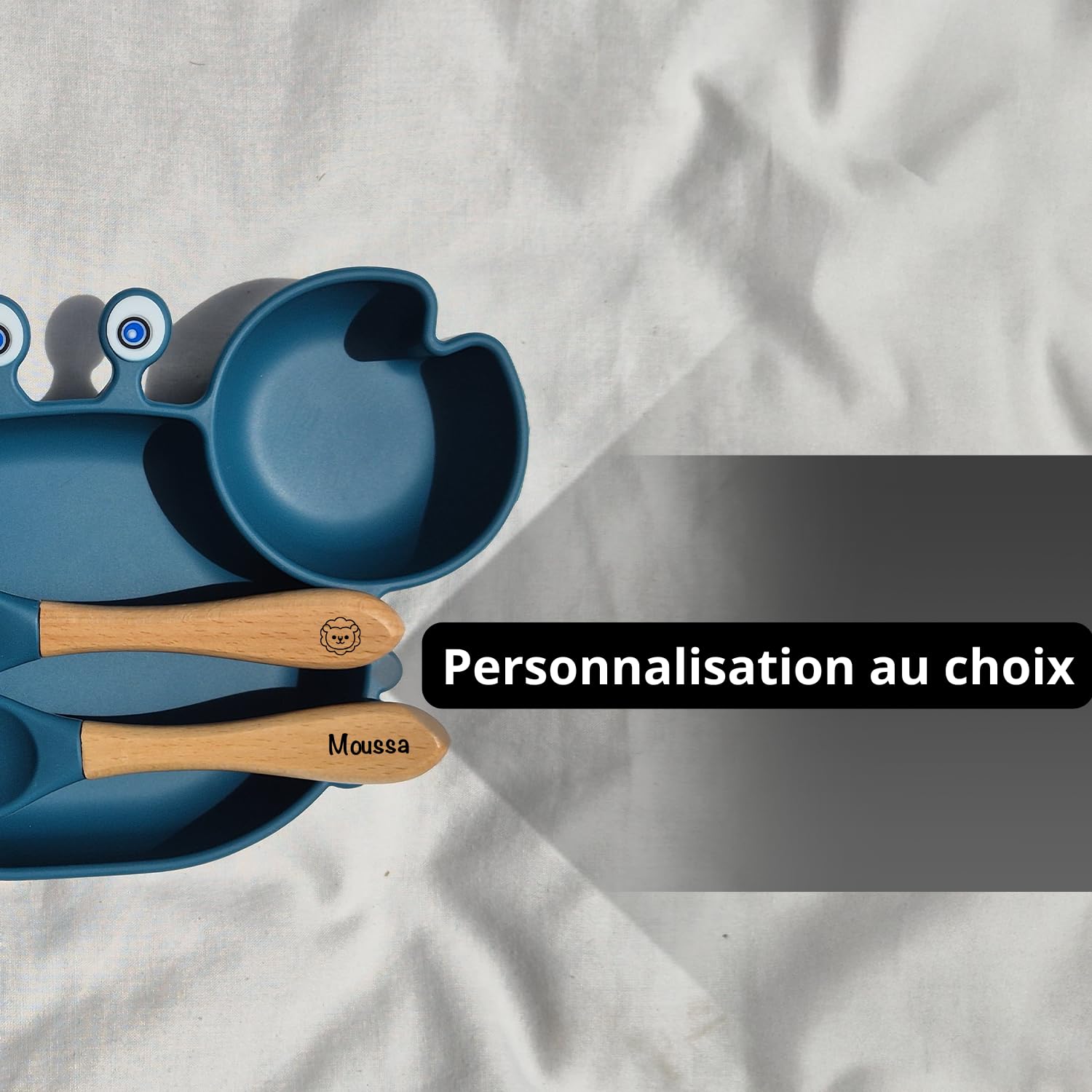 Obiboo Set Repas Bébé avec Assiette à Ventouse en silicone et Couverts Personnalisables, Cadeau de Baptême et Naissance Prénom (Bleu marine)