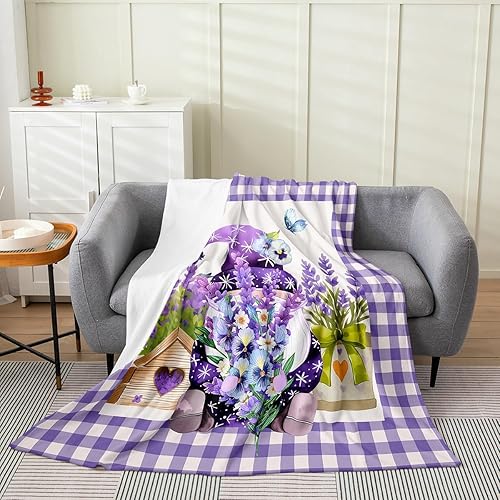 Manta de franela con diseño de gnomo, margaritas y lavanda, con plantas rústicas, ligera, acogedora, manta de felpa a cuadros morados y blancos para