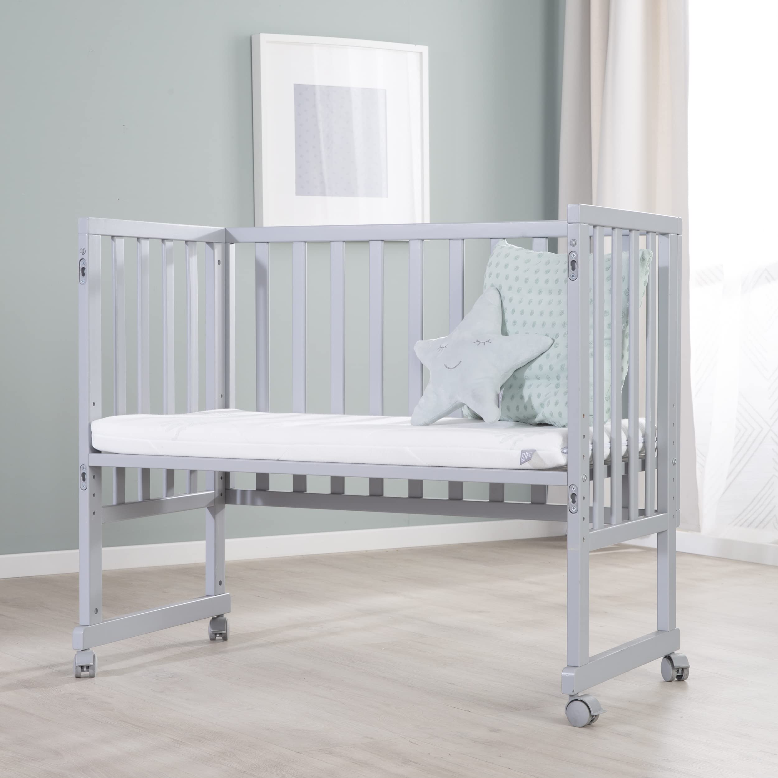 oba Stuben- und Beistellbett safe asleep® 3 in 1-45 x 90 cm - Höhenverstellbar - Komplettes Anstellbett mit Matratze + Canvas Barriere - Bett Set für Babys - Holz taupe/grau