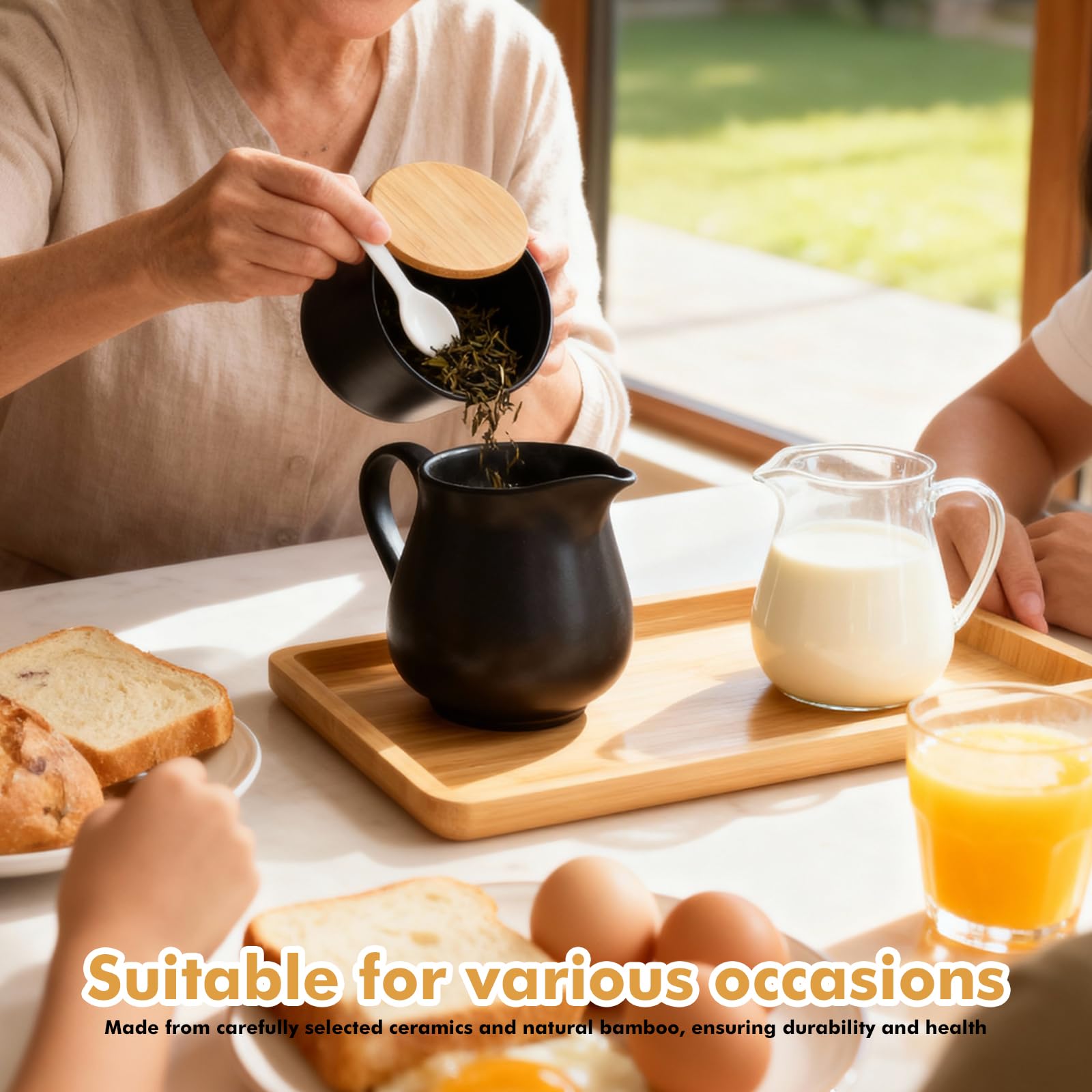 PORFOYO Juego de leche y azúcar con tapa y cuchara, jarra de leche de cerámica con bandeja de madera, azucarero barista, juego de azúcar y crema, apto para lavavajillas y microondas, color negro