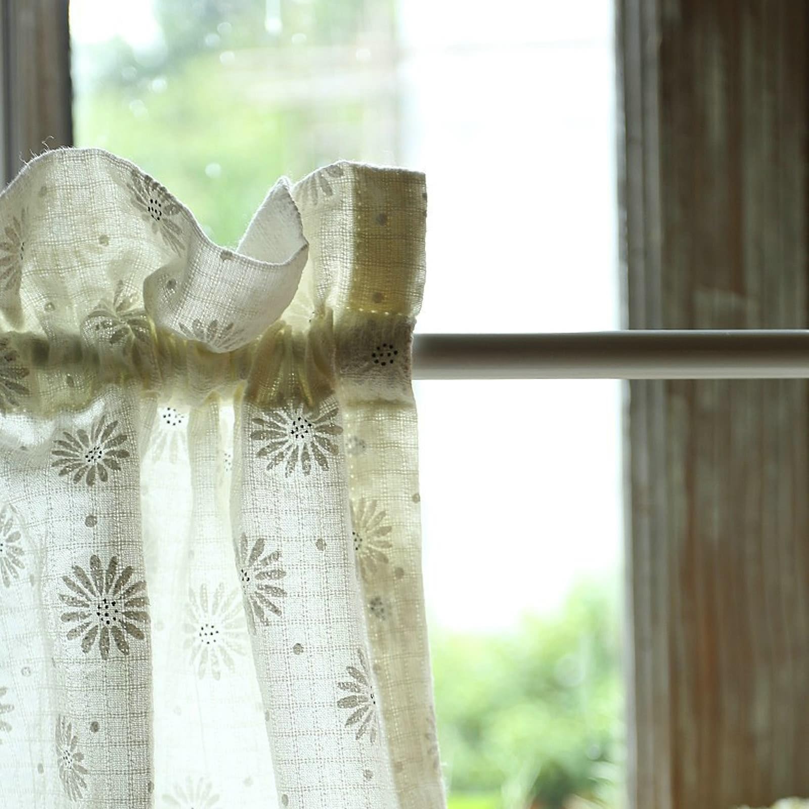 Scheibengardine Voile 120 x 60cm(HxB), 2Pcs Gänseblümchen Muster mit Bommeln Küchenvorhänge Modern Rod Pocket Baumwolle Leinen Voile Gardinen für Küche Fenster Vorhänge, Weiß Grau