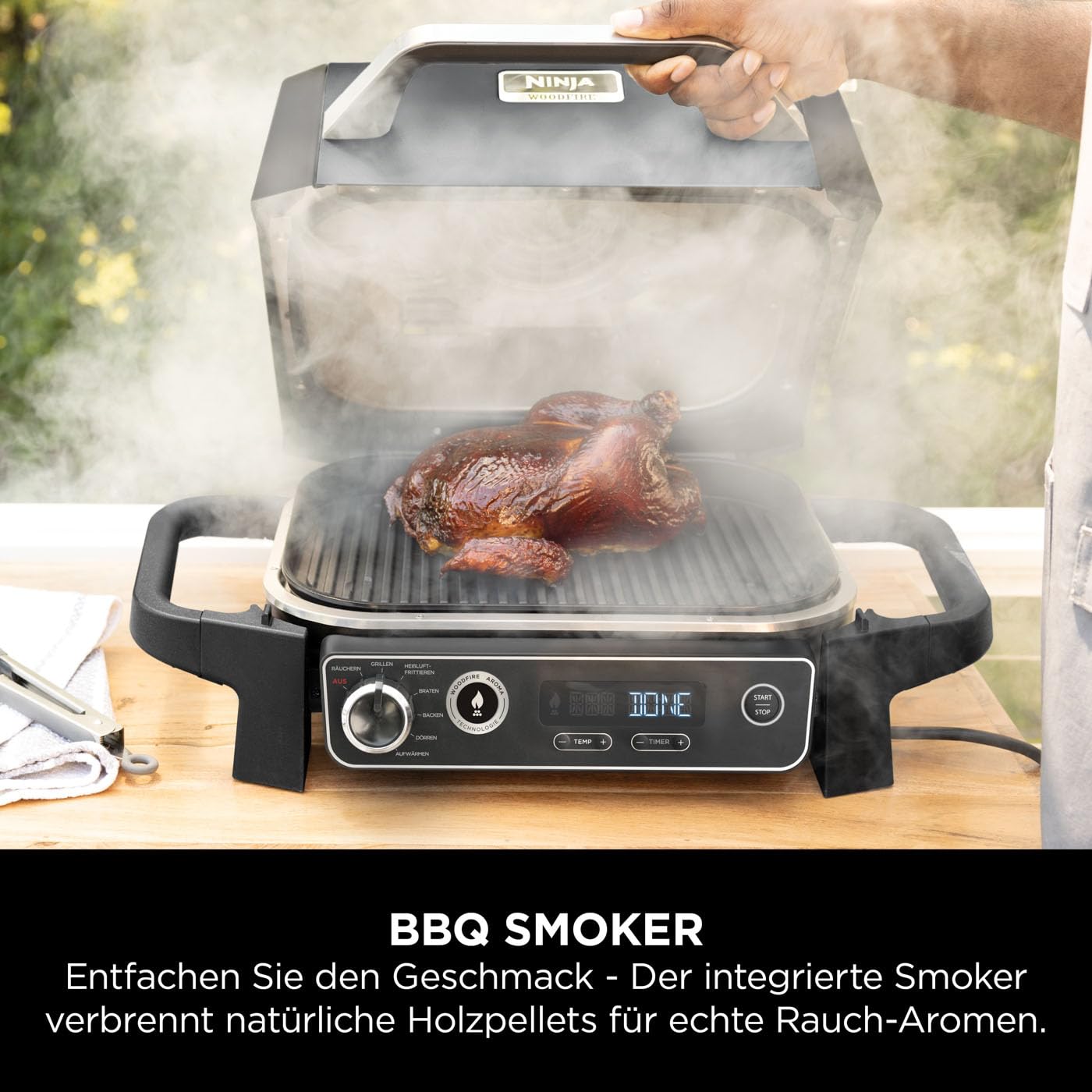 Ninja Woodfire Elektrogrill, Camping-Grill mit Smoker-& Heißluftfritteuse, 7-in-1-Outdoor Grill, räuchern, braten, backen OG701EU + Grillabdeckung, 