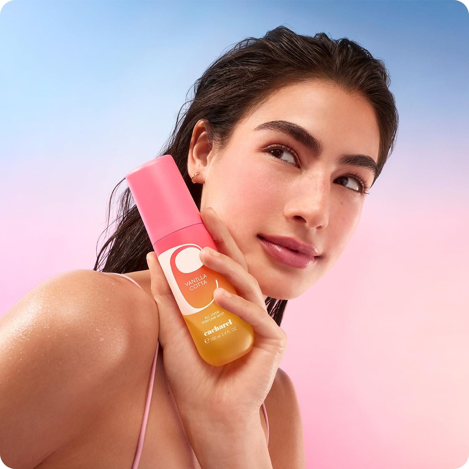 CACHAREL Yummy Mist Vanilla Cotta — Brume Parfumée Ambrée Gourmande Corps & Cheveux pour Femme - Vanille crémeuse, Fleurs Solaires, Accord Noisette, Accord de Lait - Spray Vaporisateur - 100ml