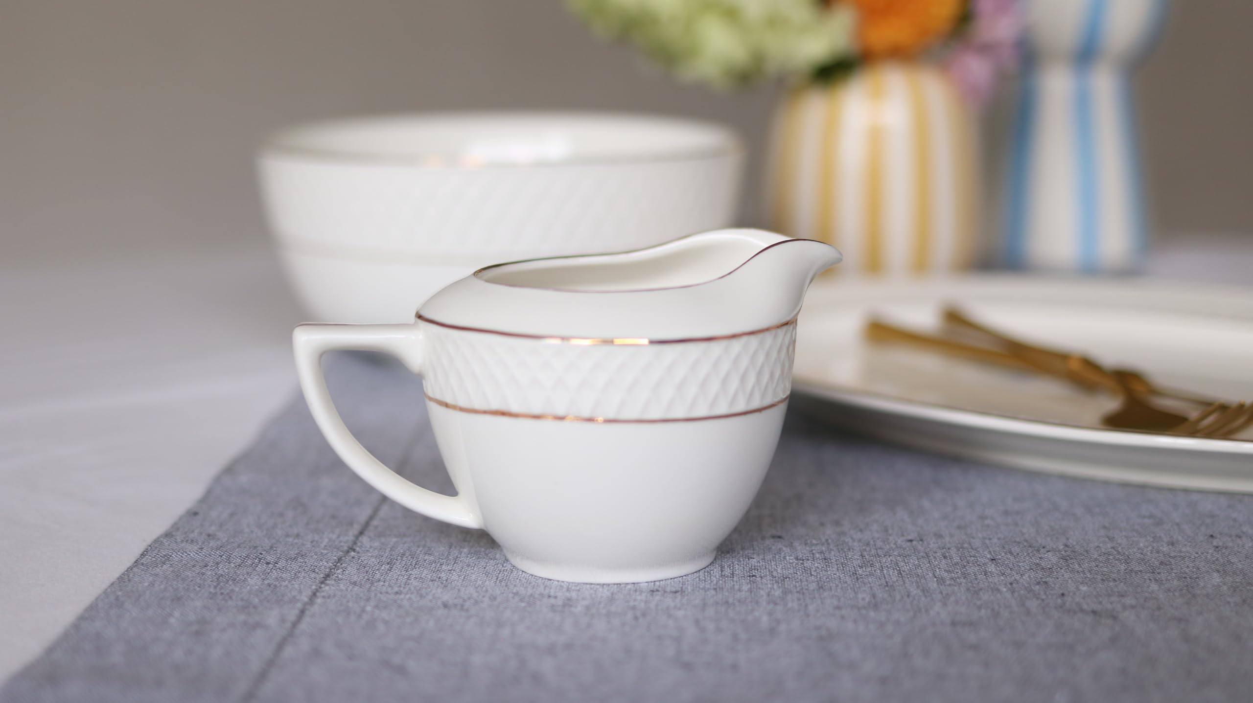 Wilmax – Azucarero + Juego de jarra de leche – 2 piezas – Recipiente para leche y azúcar de porcelana con patrón dorado – Blanco – Dispensador de azúcar con tapa – Servicio de café para leche, café y