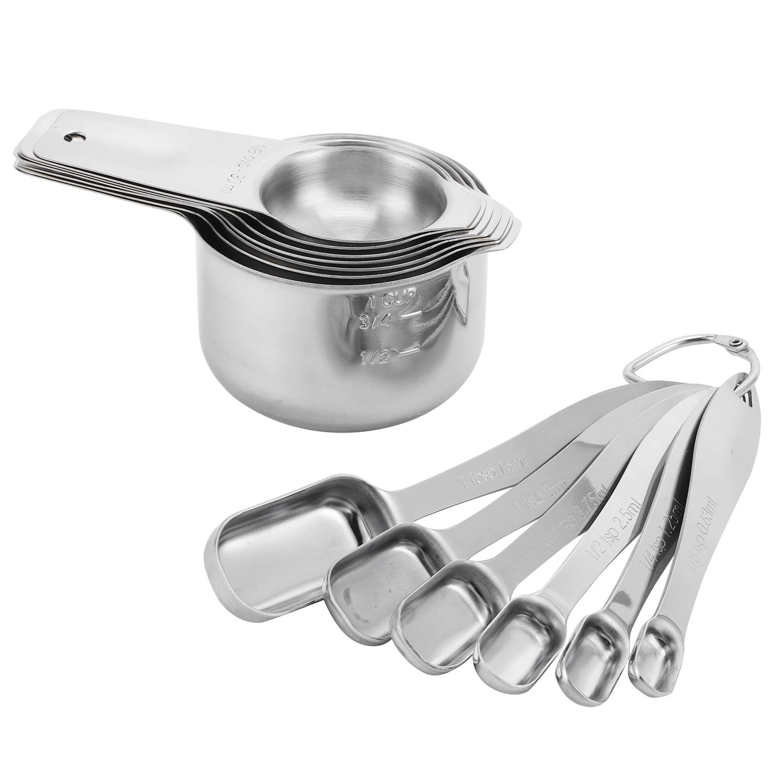 Tazas y cucharas medidoras para hornear pasteles en familia de forma limpia y exacta todos los días