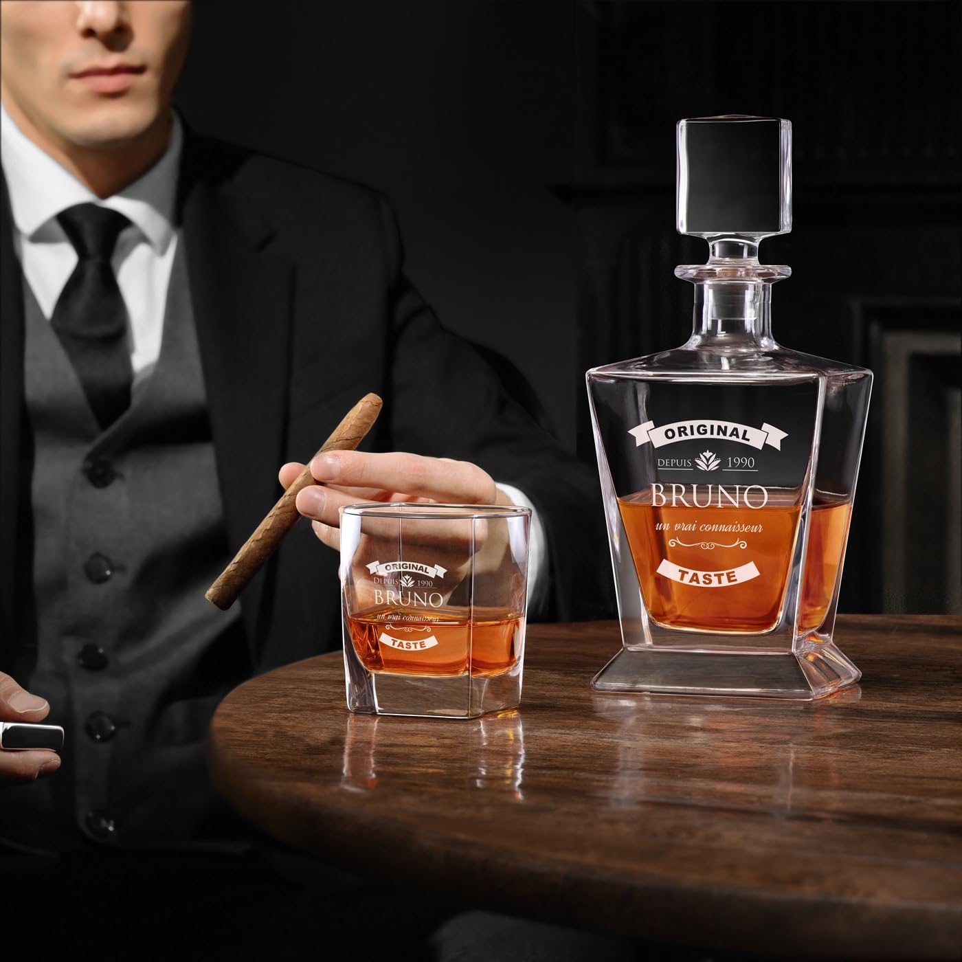 Maverton Carafe à whisky pour homme - 0,8l Décanteur gravé - Avec motif décoratif - Carafe en verre pour connaisseur - avec personnalisation - pour anniversaire - pour lui - original