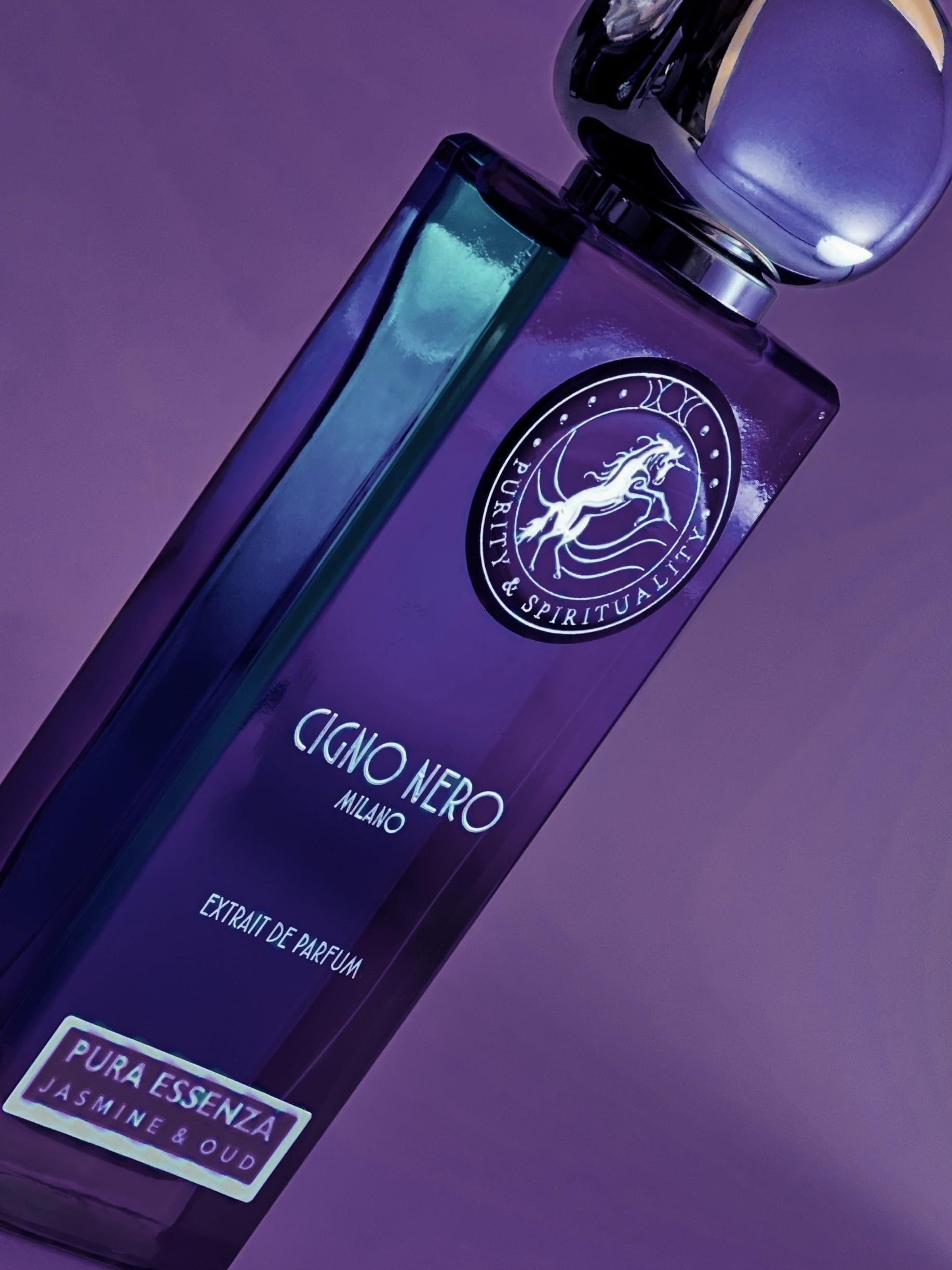Eau de Parfum PURA ESSENZA Cigno Nero Milano. Wyciąg z perfum dla kobiet i mężczyzn 50 ml. Nuty zapachowe: skóra – korzenna skóra – korzenna, uniseks włoska woda perfumowana
